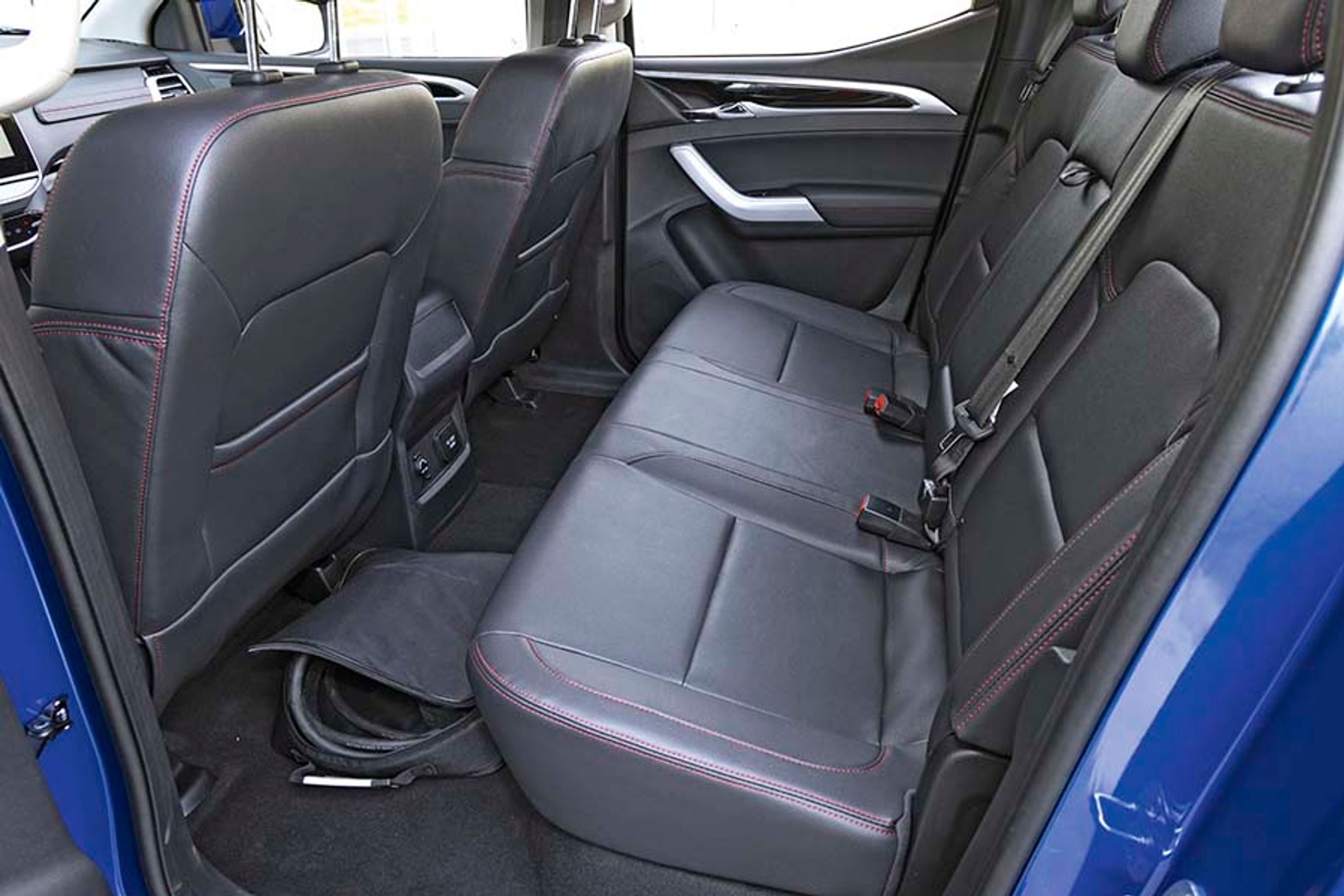 Bagsædet rummer tre personer og giver udmærket plads, da gulvet er plant. Det er dog noget besværligt at stige ind og ud af bilen, og der er ikke nogen friskluftdyser til bagsædet.