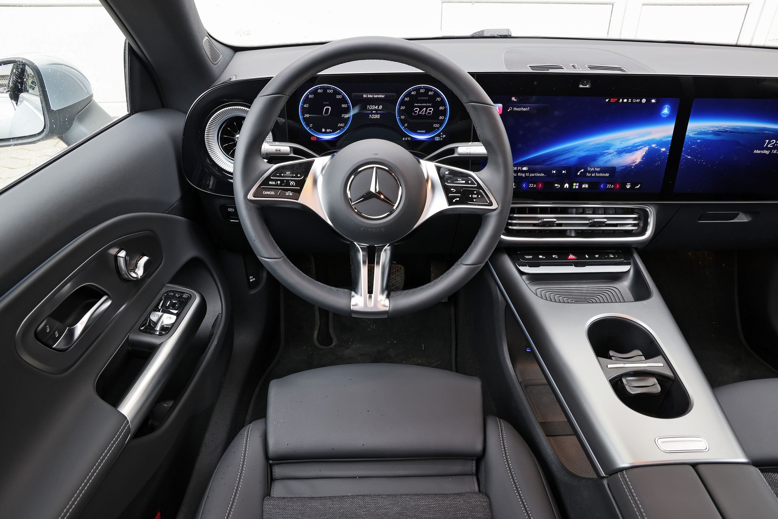 Førerpladsen i en Mercedes-Benz CLA200