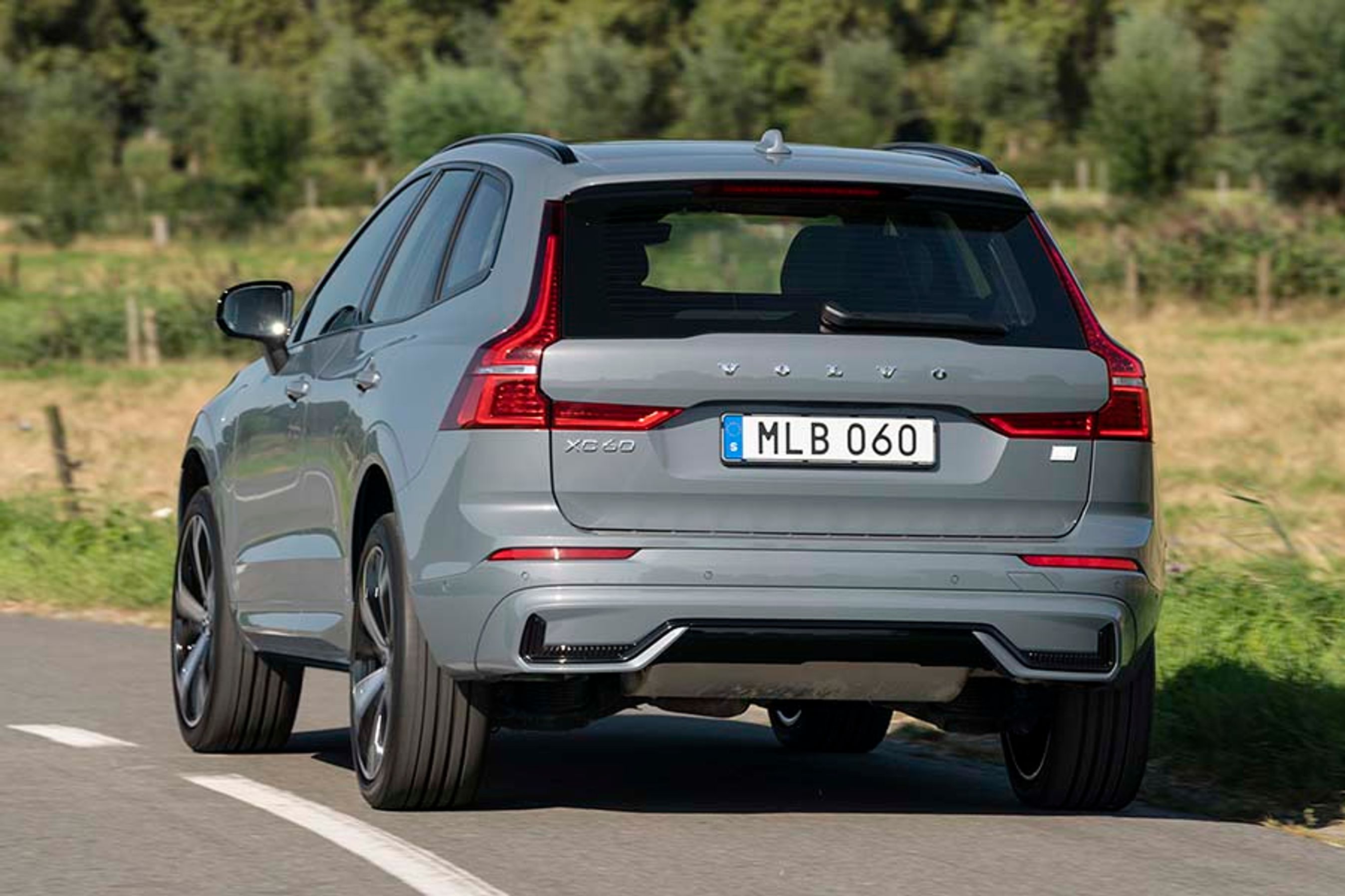 Selvom Volvo XC60 T8 kan køre en del mere på el, er der stadig to meget synlige udstødningsrør bagtil. 