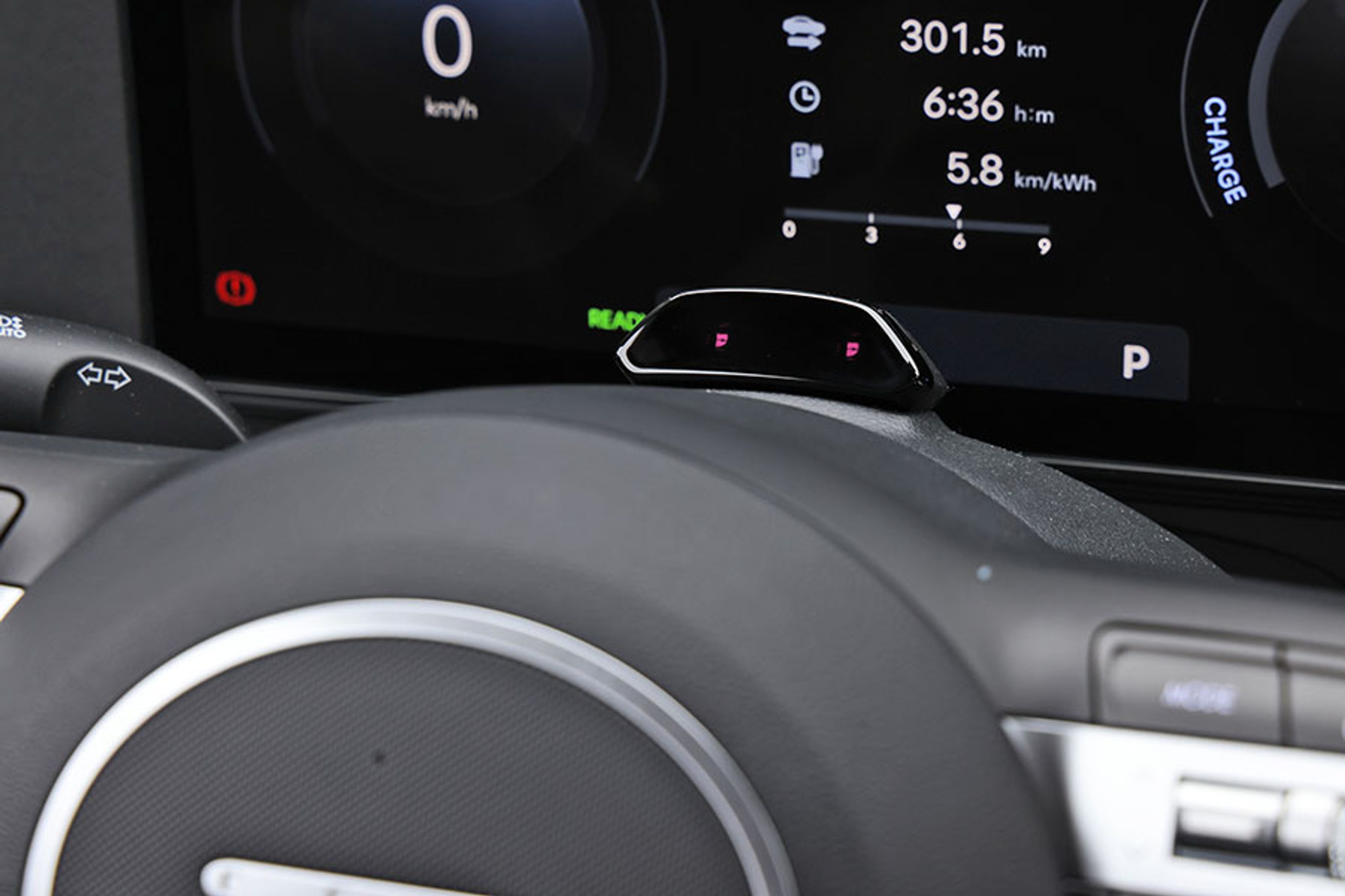 Lige over ratstammen sidder en lille sensor, der holder øje med dine øjne. Den giver en advarsel efter 2-3 sekunder, hvis du ikke ser ud ad forruden. Idéen er god, men den reagerer lige hidsigt nok.