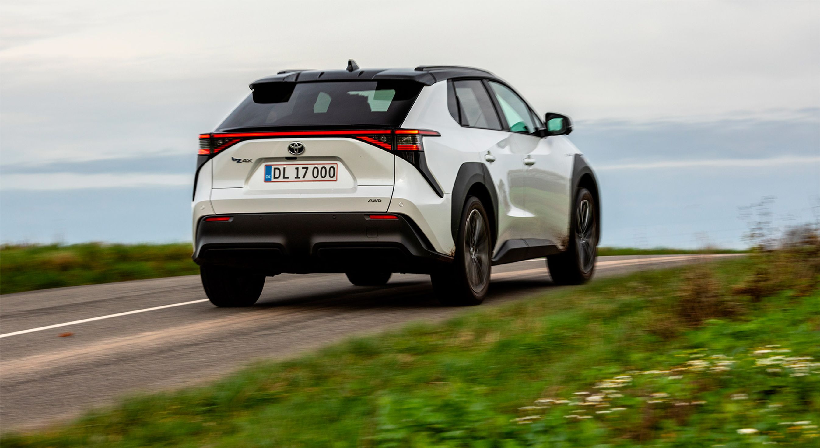 Hvid Toyota bZ4X bagfra.