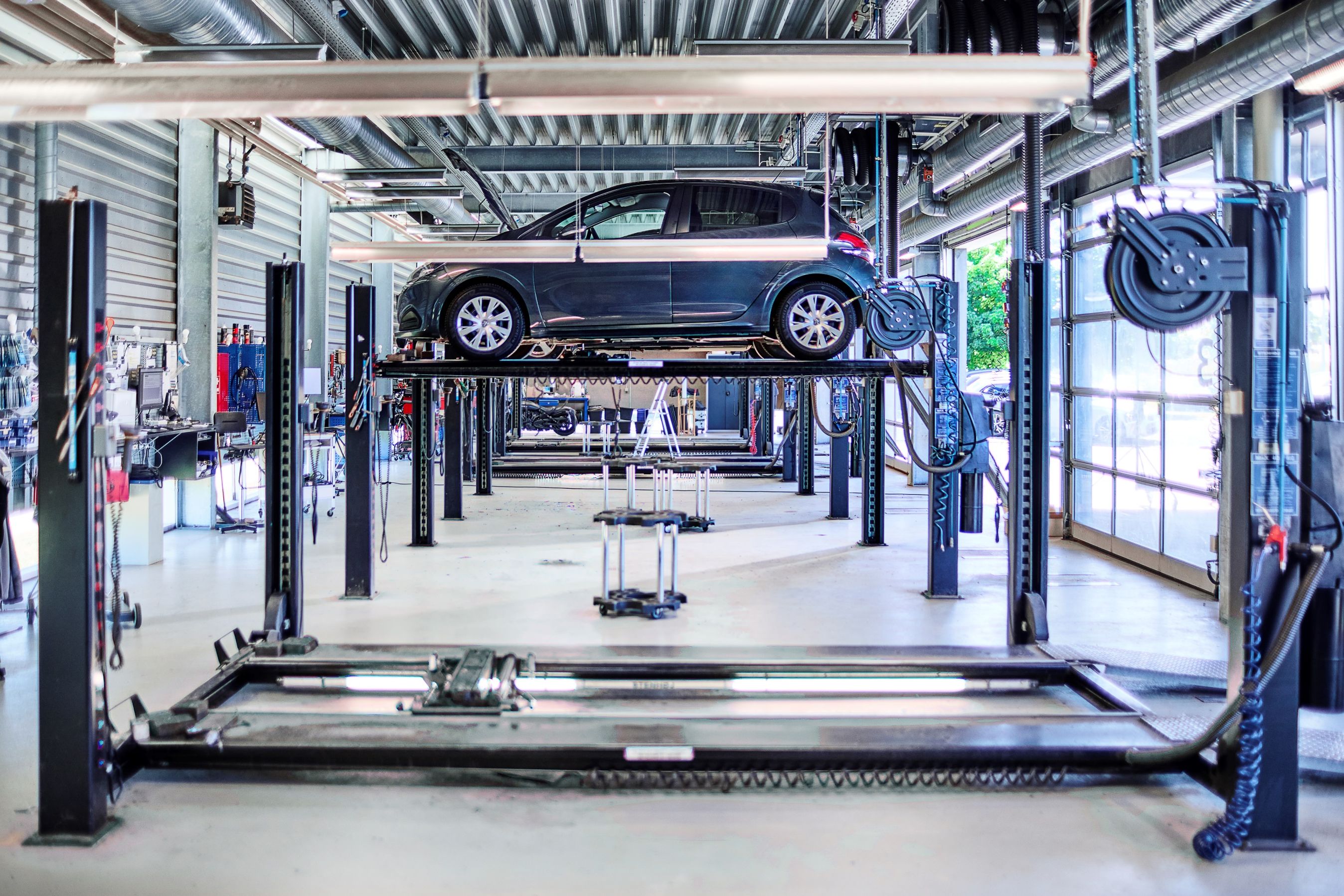 Bil på rampe i testcenter hos FDM.jpg