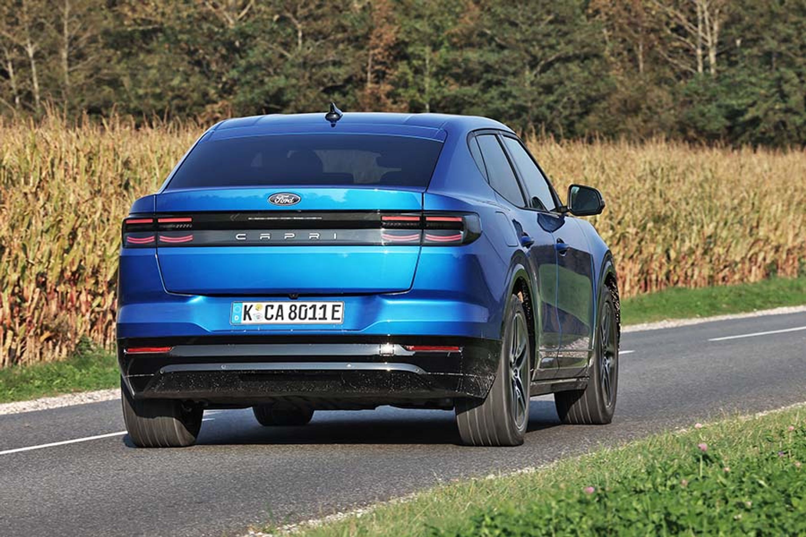 Capri-navnet er indstøbt i både for- og bagenden og sidder her nederst på den store bagklap, der åbner helt oppe fra tagkanten.