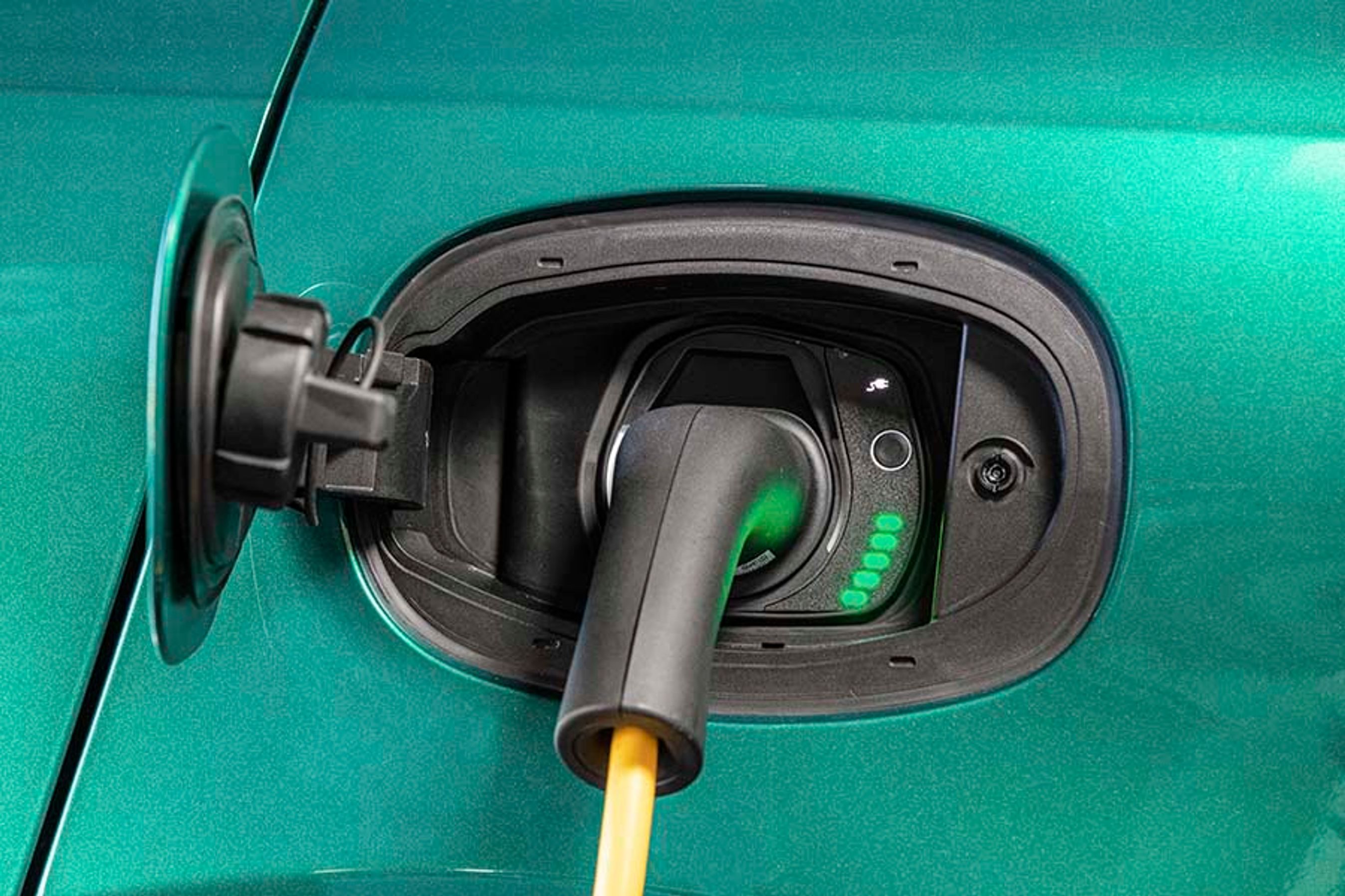 Desværre kan batteriet kun oplades med strøm fra en enkelt fase, og det betyder, at man almindeligvis må vente op mod seks timer for at få strøm på bilen. 