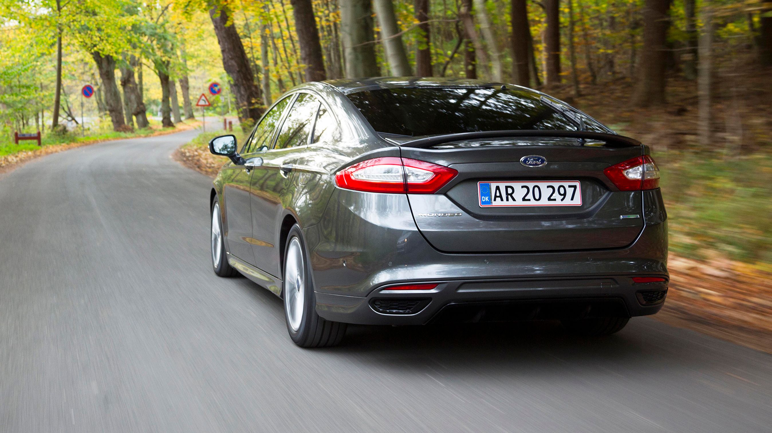 Den lille spoiler ved bagrudens underkant er ekstraudstyr og giver bilen et mere dynamisk ydre. LED-baglygter er standard i Titanium-udgaven.