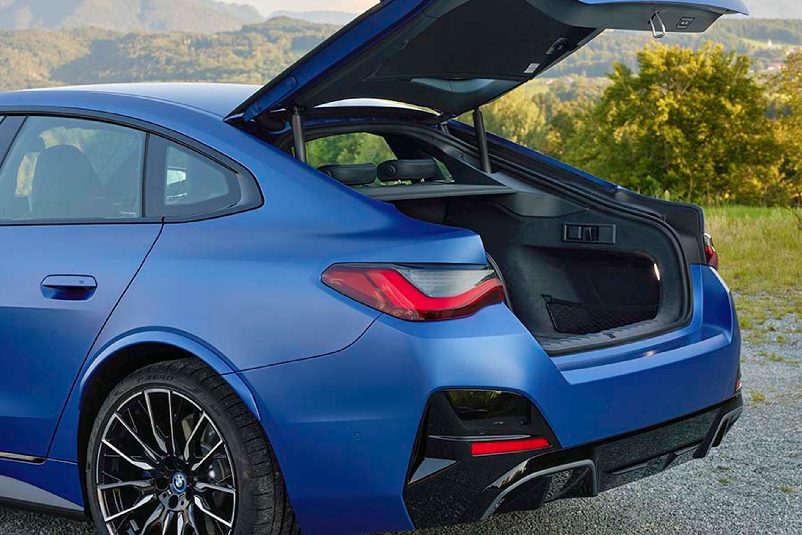 BMW i4 er reelt en femdørs bil med en stor bagklap til bagagerummet. Læssekanten er ret høj.