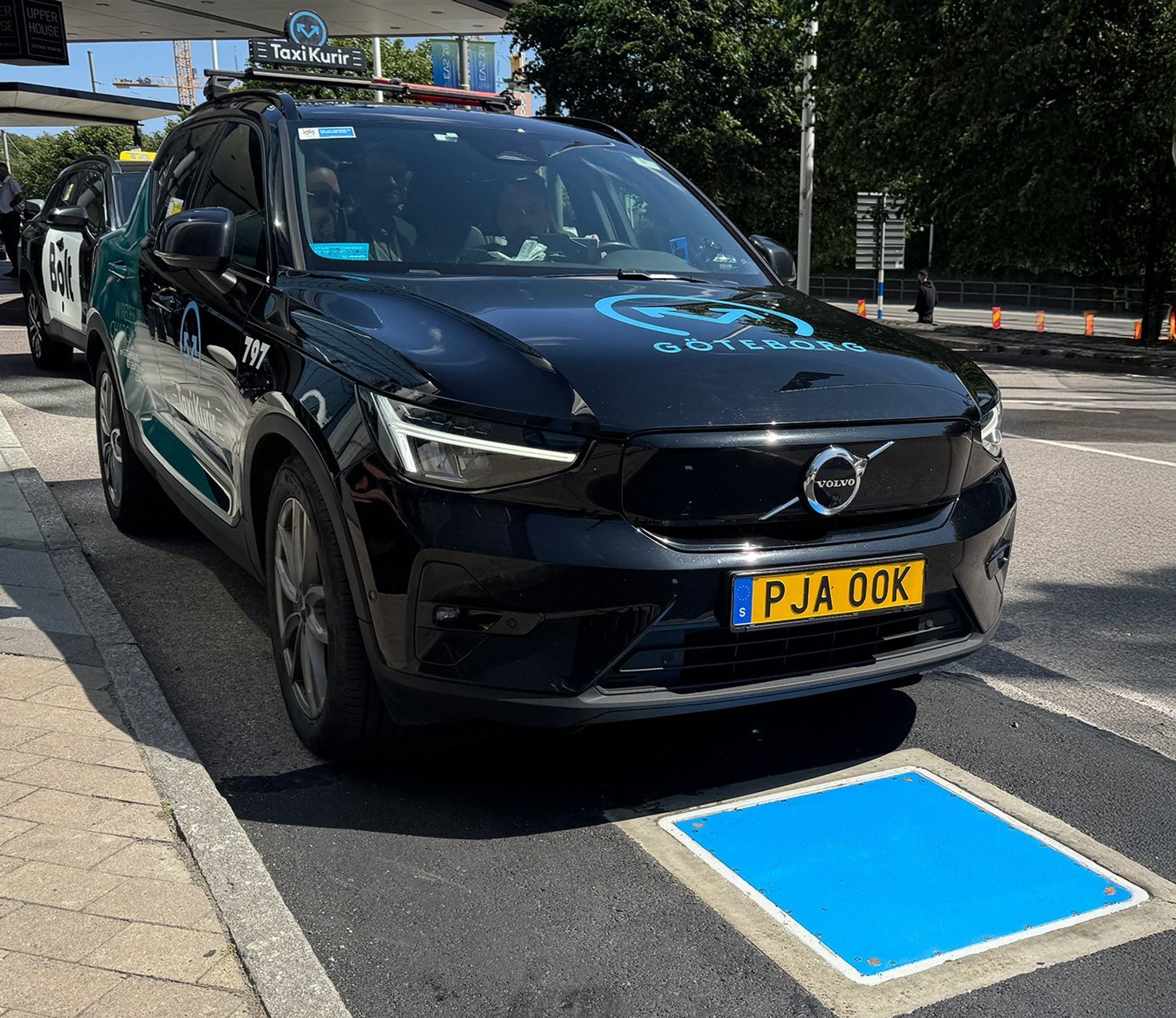 Volvo med blå plade i asfalten.