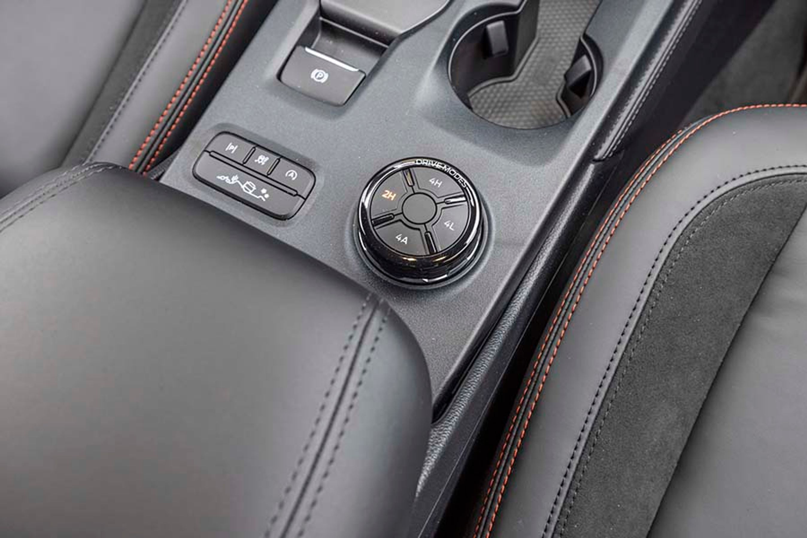 Fra en drejeknap mellem forsæderne kan man vælge mellem flere køreprogrammer, og om bilen skal have træk på to eller fire hjul. Der er desuden reduktionsgear til hjælp ved krævende terrænkørsel.