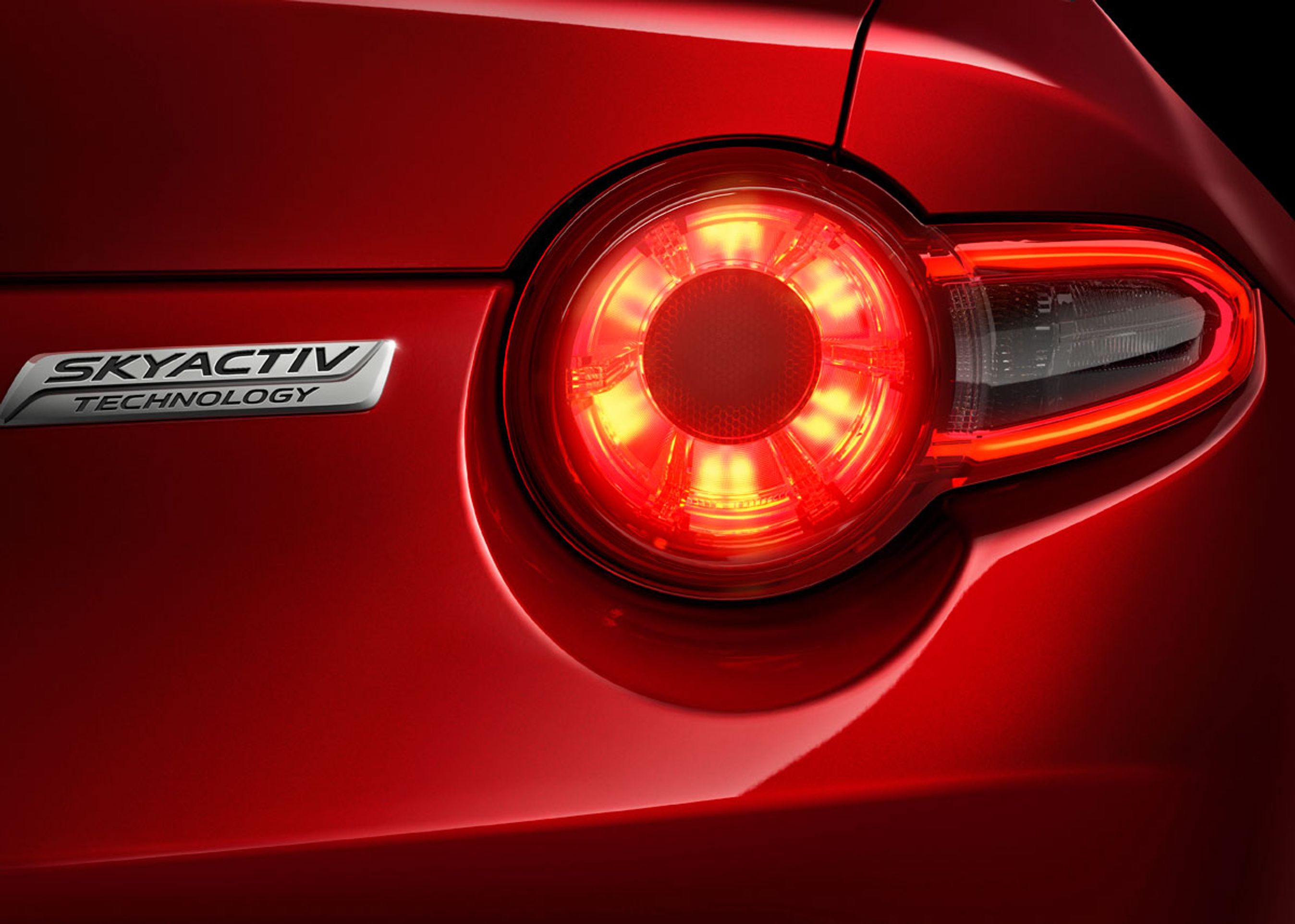 Den runde LED-baglygte er er frisk, måske vovelig fornyelse af Mazda MX-5. Forandringen fra den nuværende models ovale lygteparti er markant.