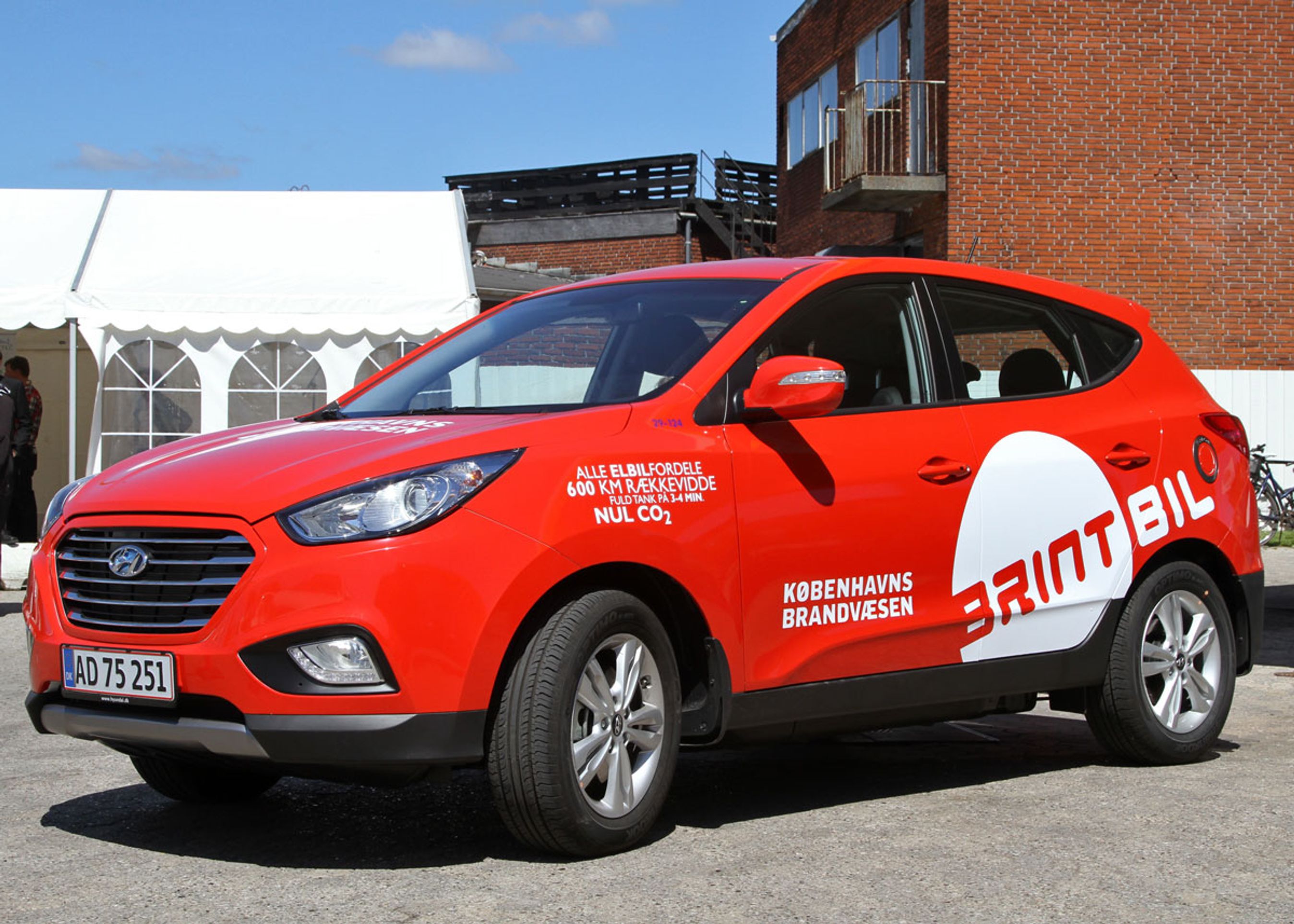 To af bilerne er behørigt malet i brandbil-rød og skal bruges af Københavns Brandvæsen.