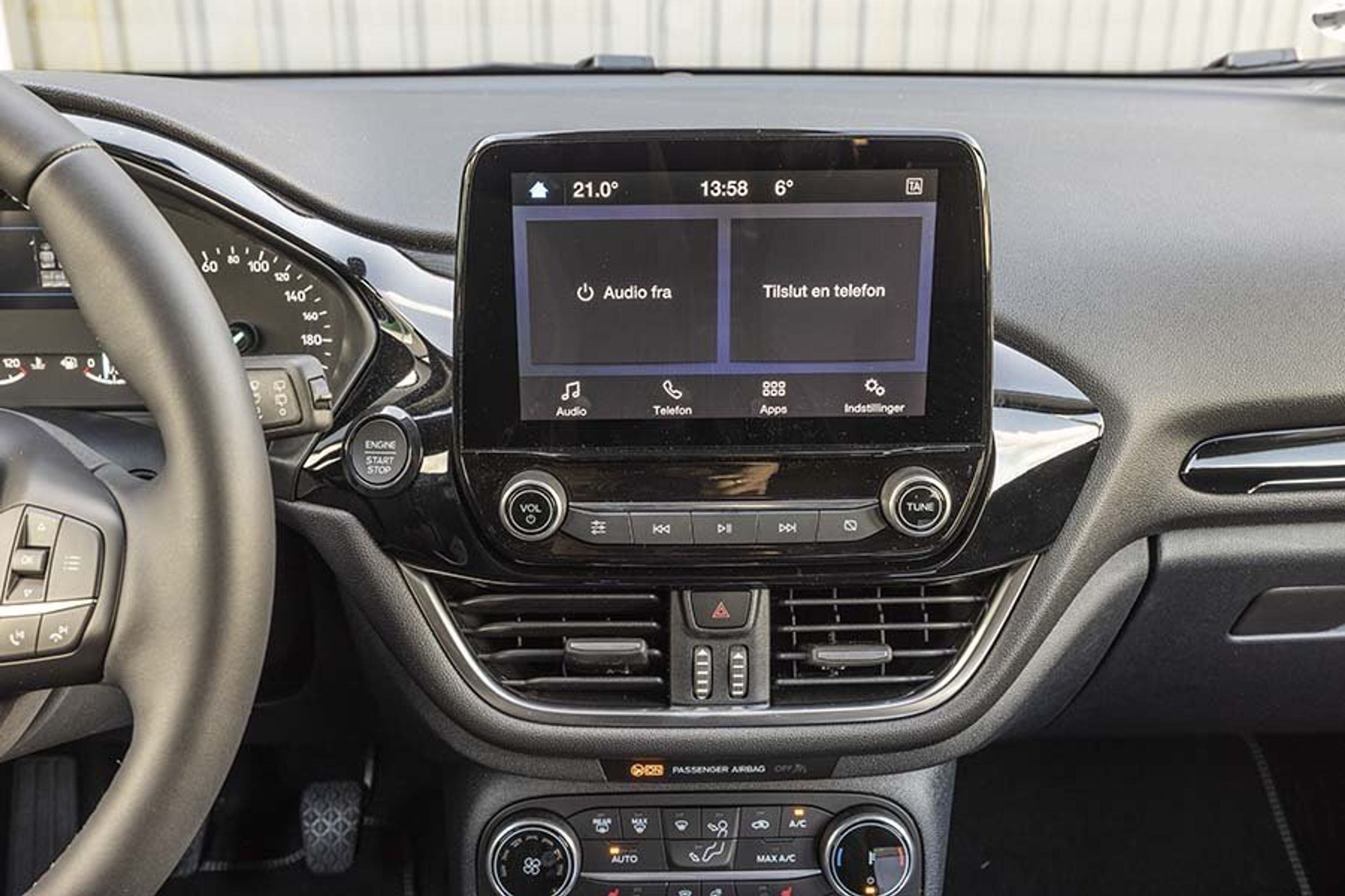 Den store skærm er højt placeret og let at betjene med danske menuer.