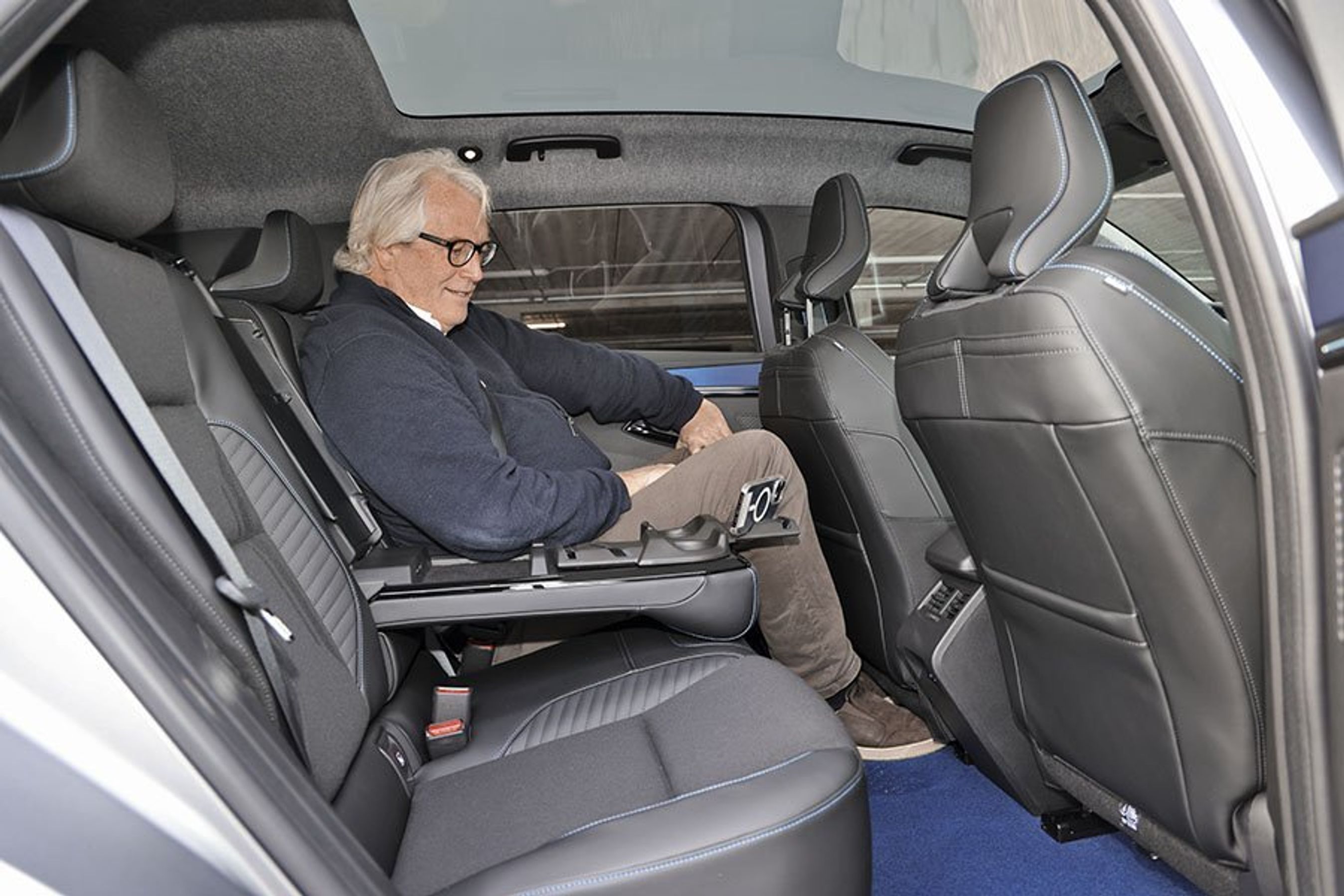 Person sidder på bagsædet af Renault Scenic