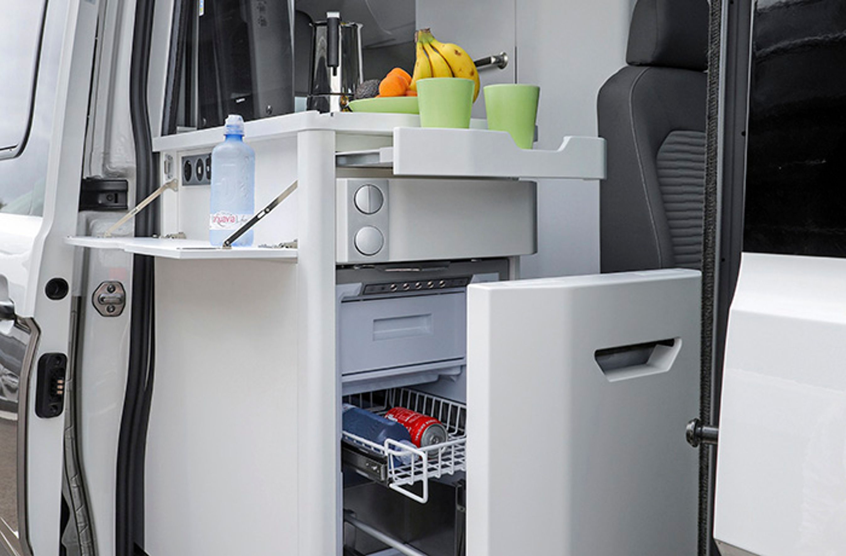 Et køleskab med skuffe og hylde samt en integreret fryseboks gør det let at holde mad og drikke koldt under kørslen. Det hele kan nås indefra bilen eller udefra.