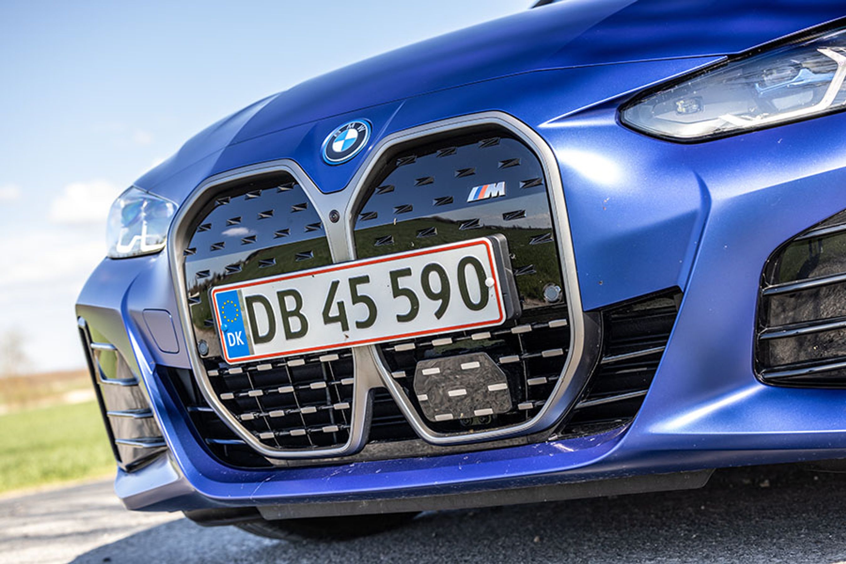 Ser du efter i den store kølergrill, så har BMW gemt deres radar i bilens venstre side under M-logoet.