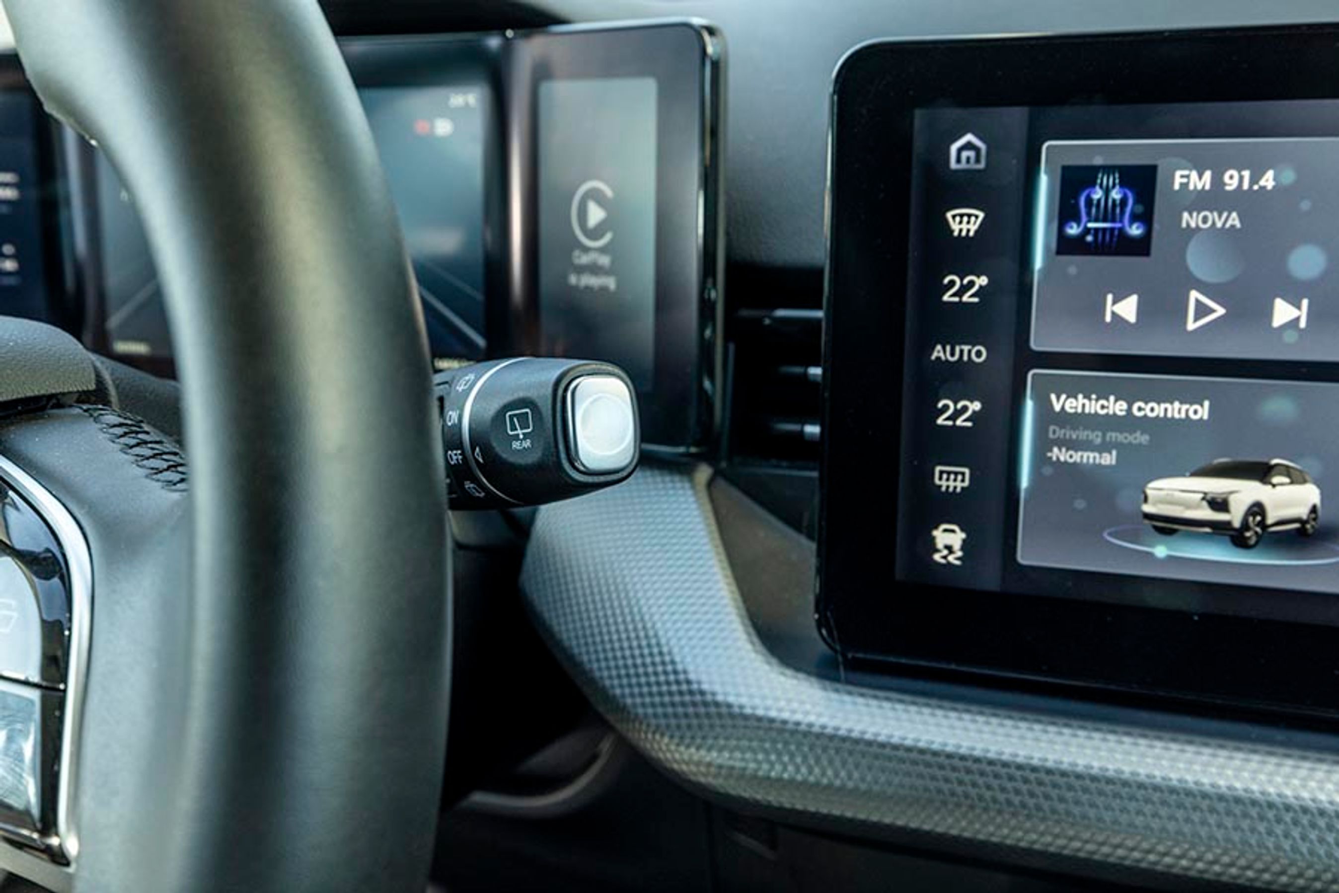 Kineserne er gode til at kopiere. Eksempelvis disse flotte sølvfarvede knapper forenden af vinduesviskerstilken. Men det er en død knap. Den virker ikke.