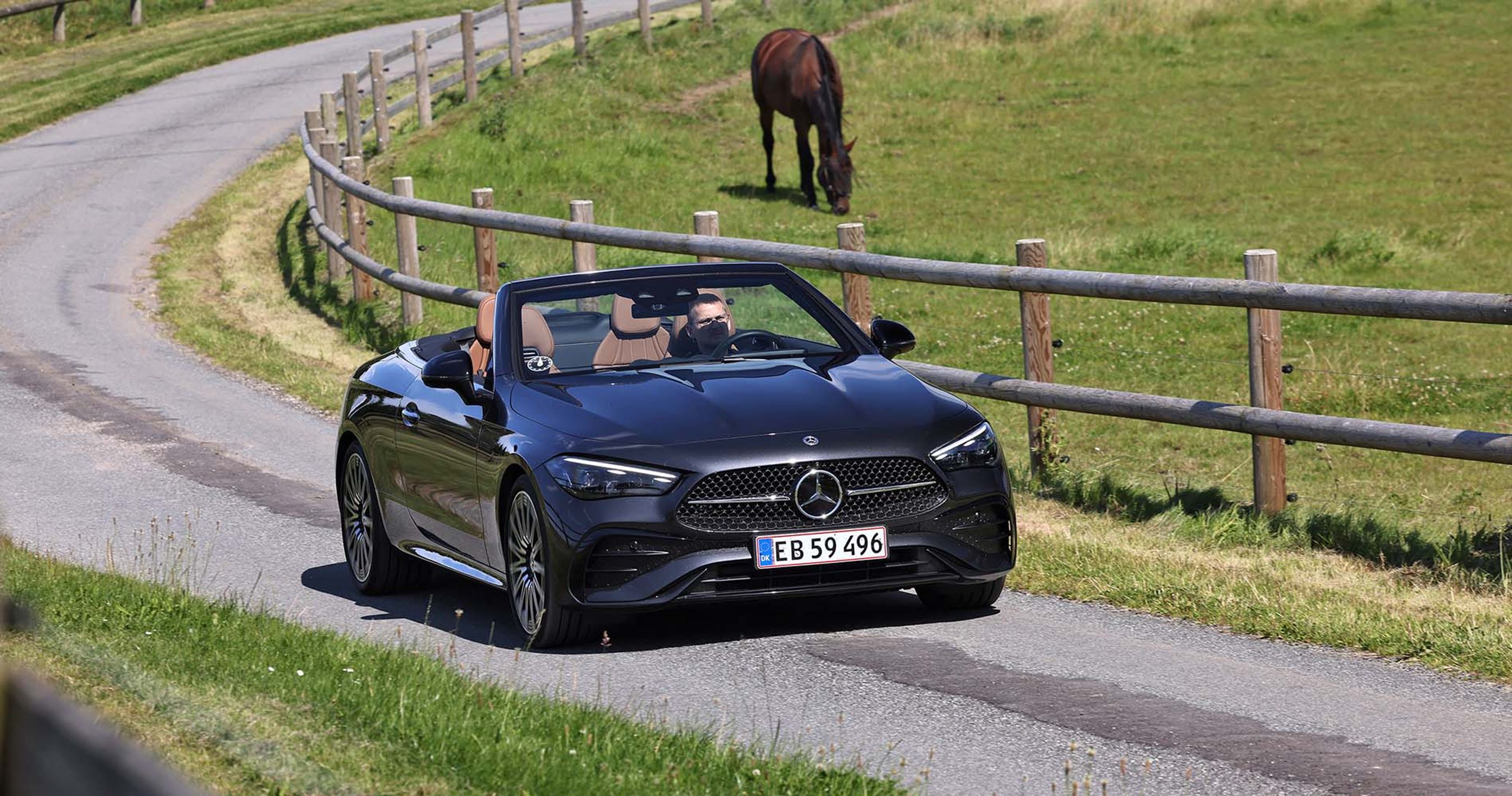 Mercedes-Benz CLE kører i sving ved hestefolde