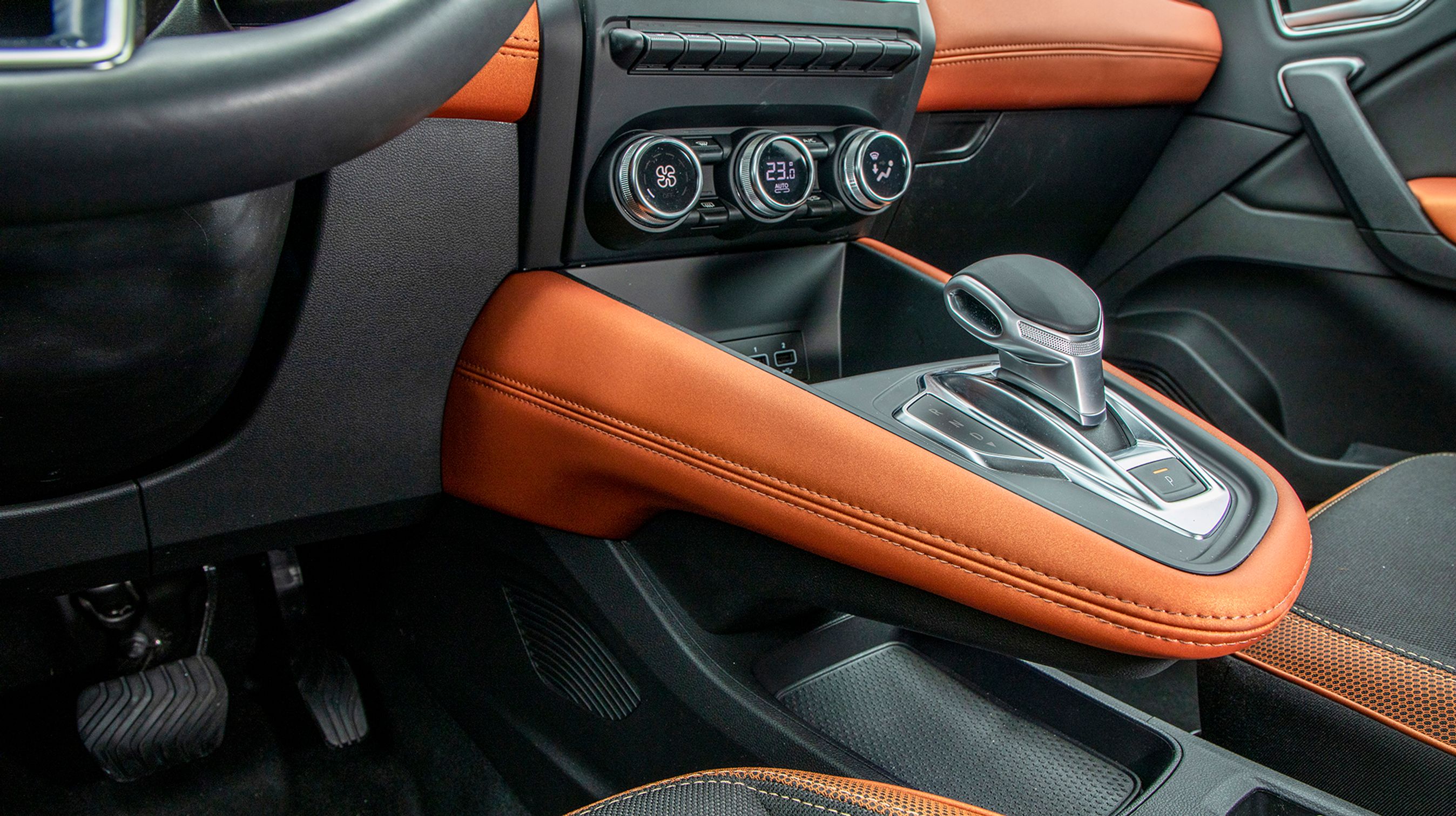 Gearstangen på den svævende midterkonsol skal blot vippes for at skifte gear.