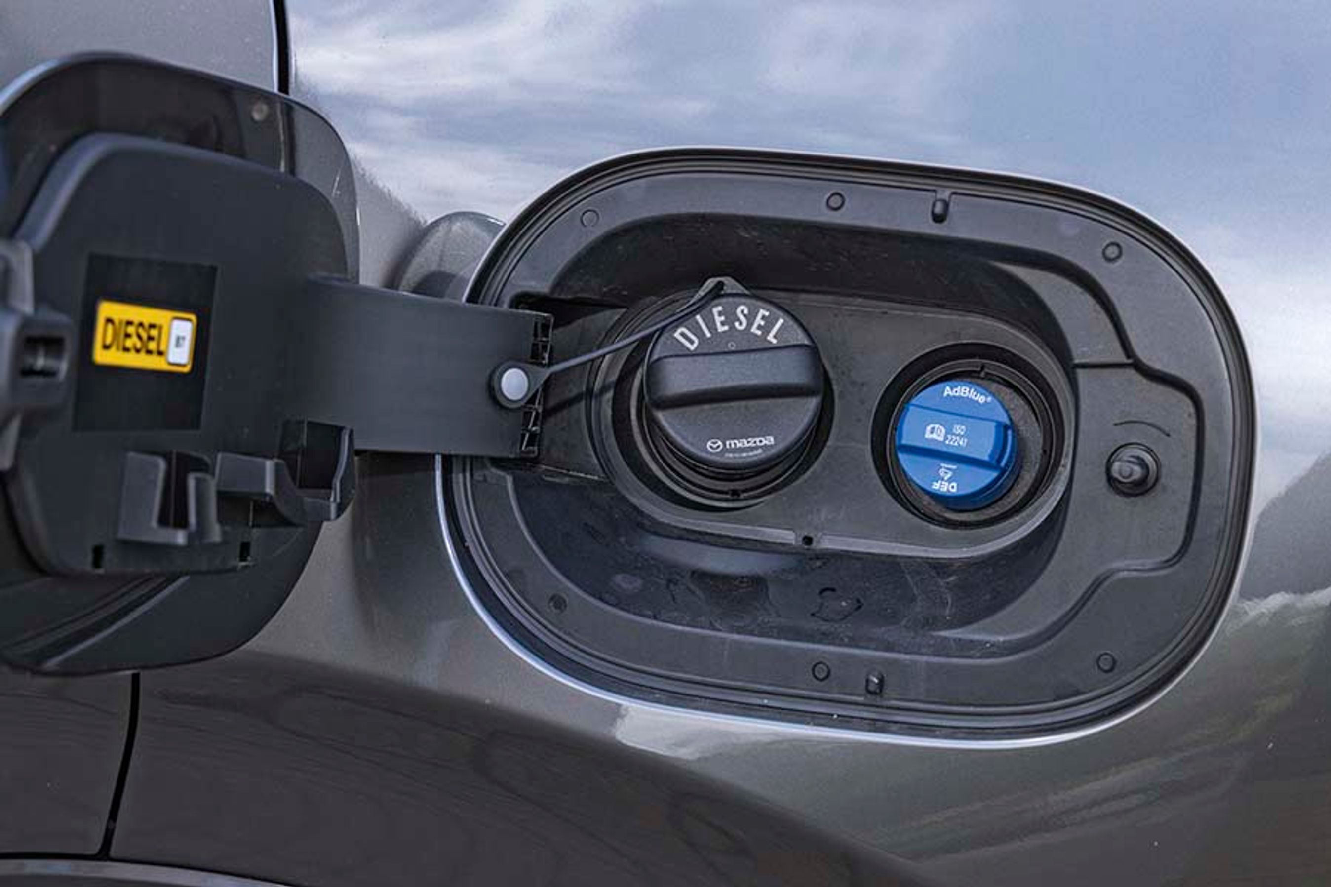 Der skal tankes diesel indimellem mens AdBlue blot skal påfyldes, når bilen beder om det. Dieseltanken er på 58 liter, og det giver en rækkevidde på over 1.000 km.