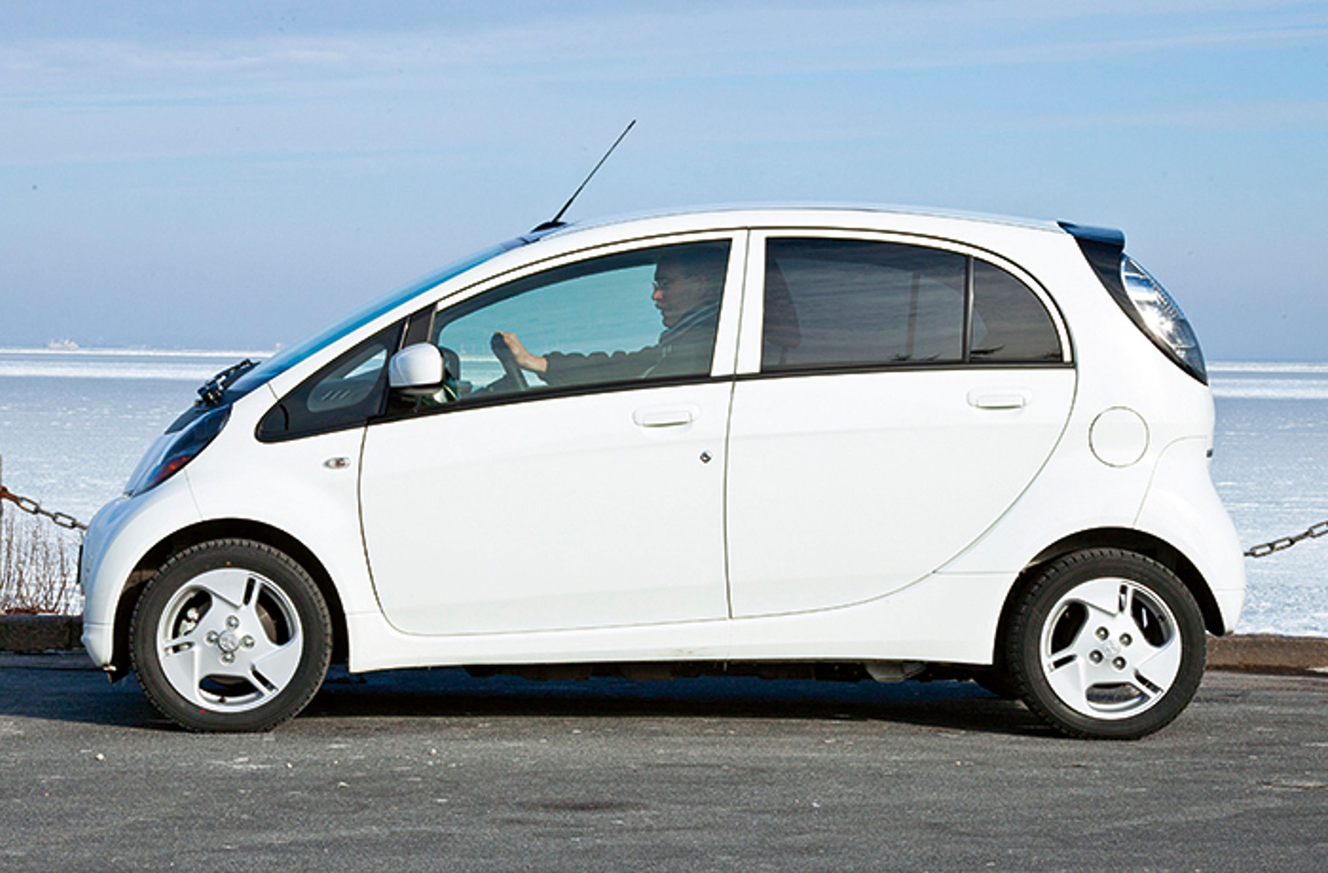 Mitsubishi Imiev fra siden