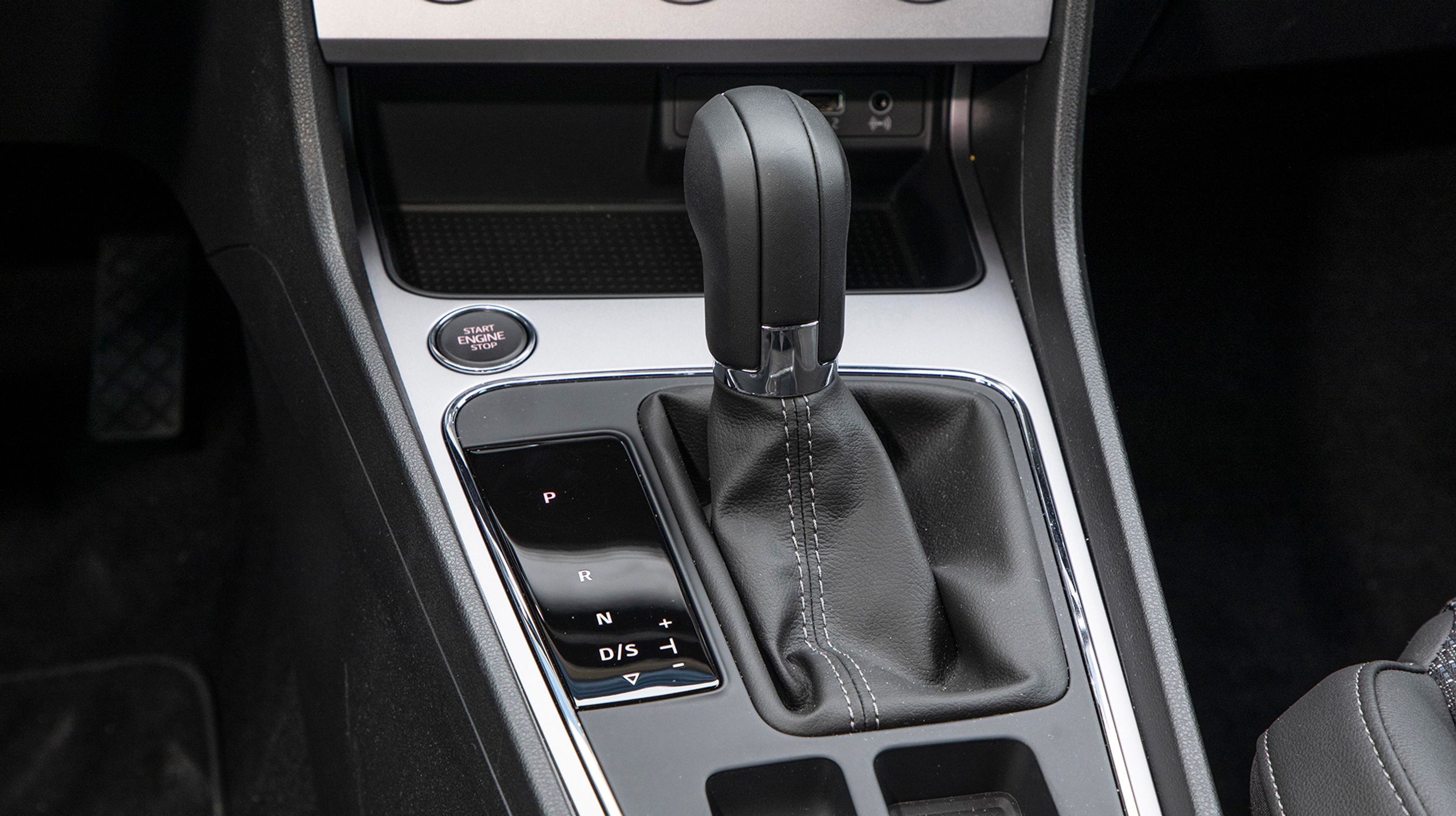 Seat anvender samme syvtrins dobbeltkoblingsgearkasse, som den vi kender fra VW (DSG). Merprisen er 14.800 kr., og samlet set er det en meget anbefalelsesværdig løsning. Gearskiftet fungerer smidigt og blødt, og det er en stor fornøjelse at køre med kombinationen af denne motor og DSG-gearet. Der er som standard skiftegreb bag rattet.