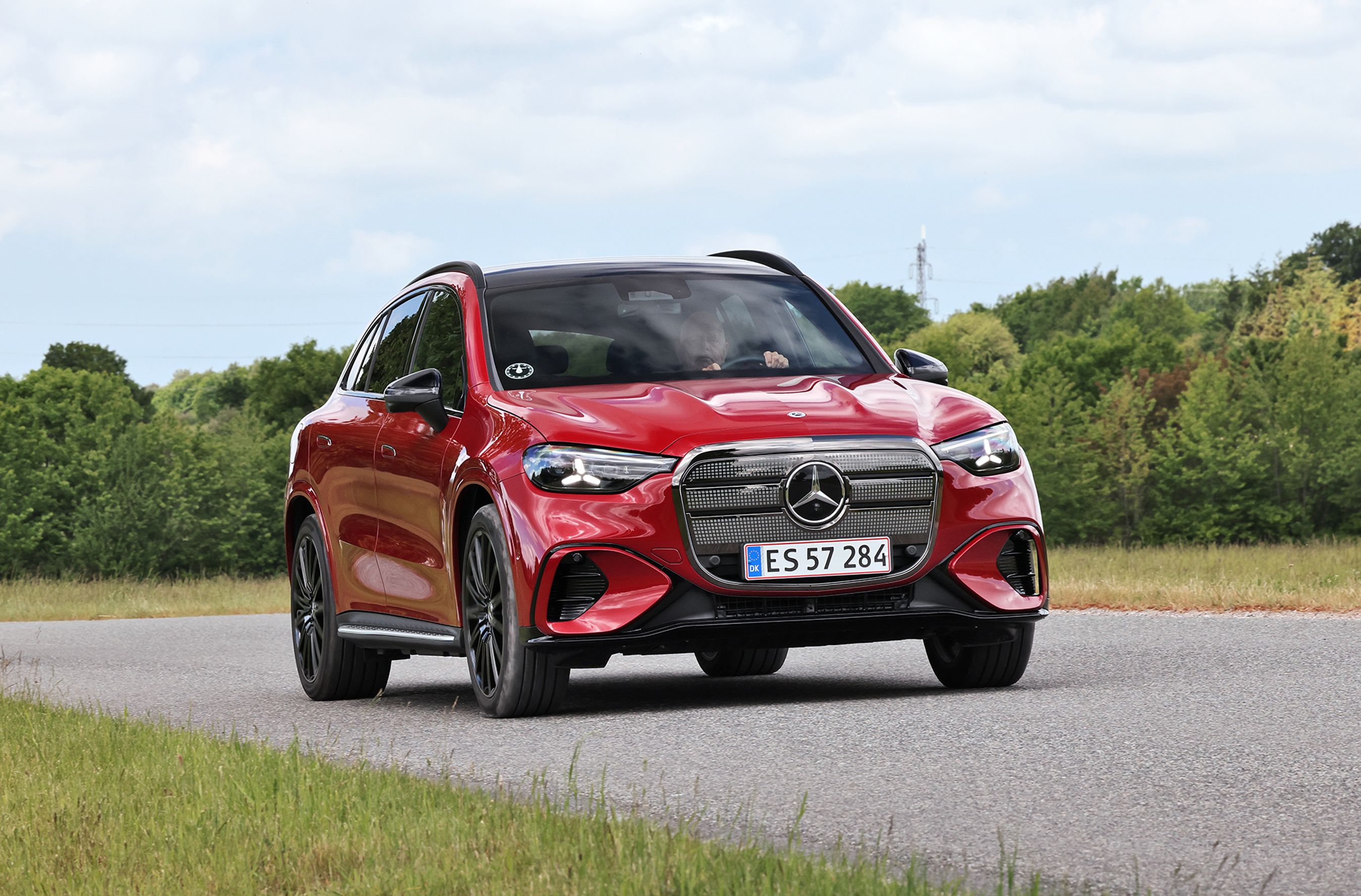 Mercedes-Benz GLC set forfra, mens den kører på vej
