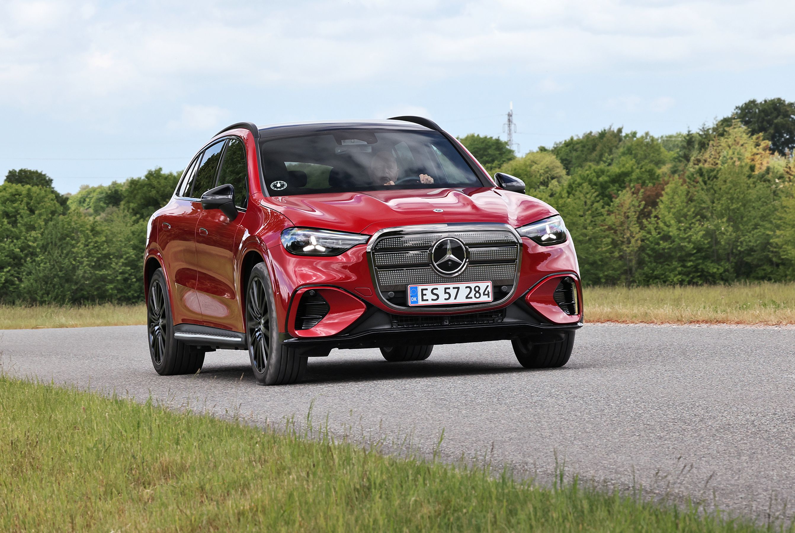 Mercedes-Benz GLC set forfra, mens den kører på vej