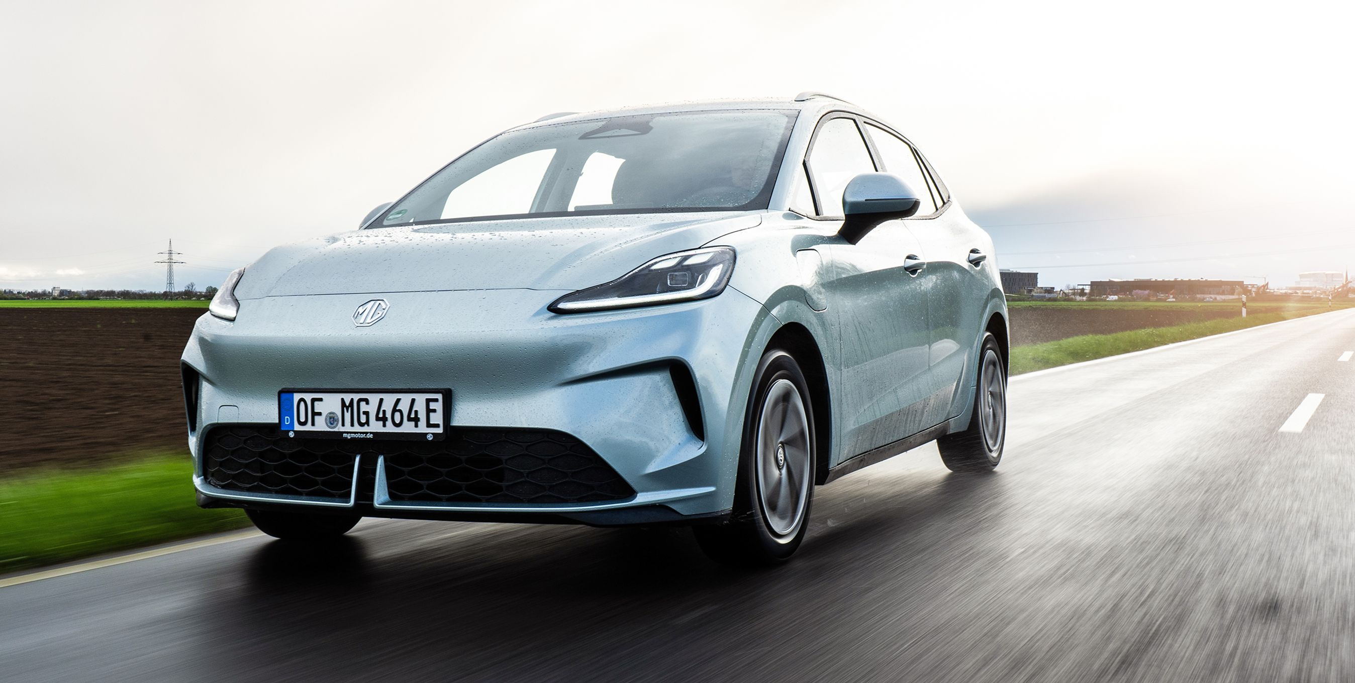 Lyseblå MG 4 Urban kørende set skråt forfra.