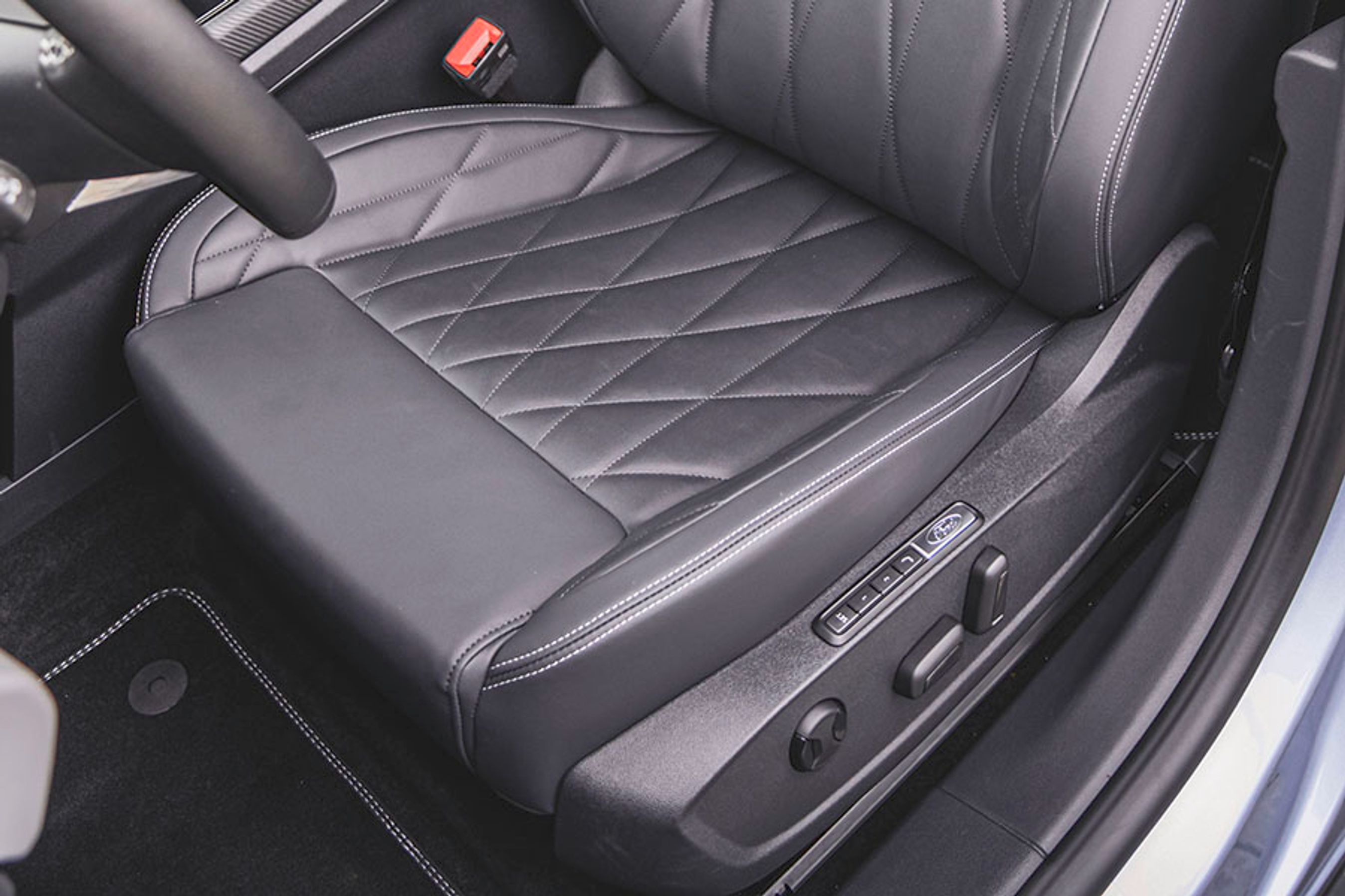 Førersædet kan bestilles i en særlig AGR-udgave. Så får man indbygget massage og elektrisk justering i alle retninger. Hovedstøtten er integreret, og den sidder desværre ikke optimalt for alle personer.