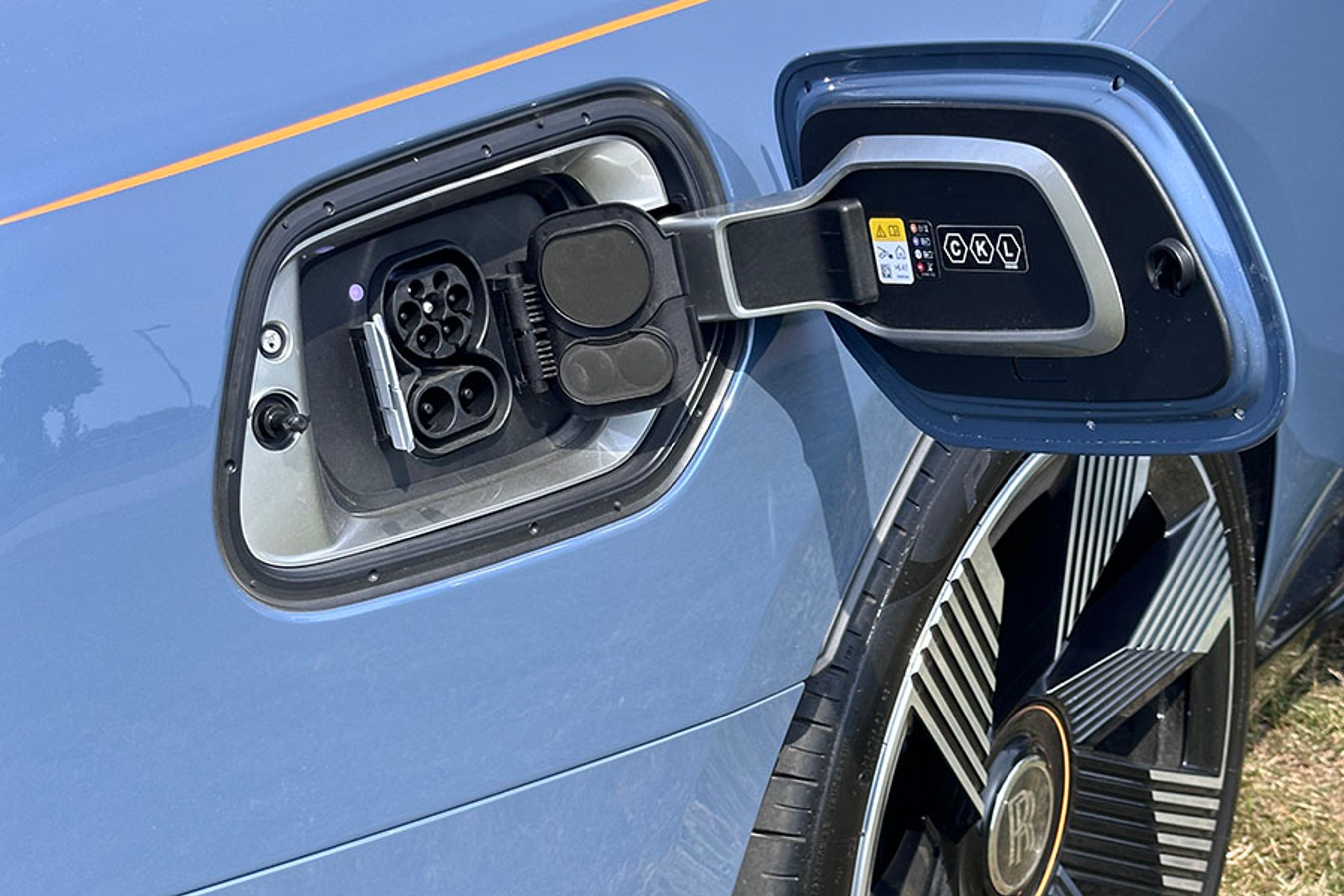 Elbilen Spectre lades op via et ladestik ved højre baghjul. På farten kan bilen oplades med op til 195 kW og hjemme med 11 kW. Batteriet er på 102 kWh, og det kan lades fra 10 til 80 % på 34 minutter. Rækkevidden er op til 530 km.