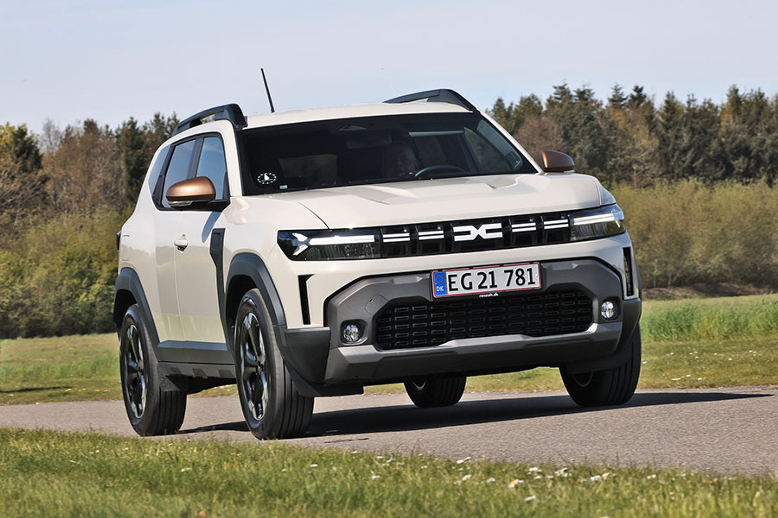 Dacia Duster er kommet i en ny udgave, hvor en 1.6-liters benzinmotor arbejder sammen med en lille elmotor i hybriddrift. Den kombination giver en god benzinøkonomi på 20 km/l, men desværre også en pris langt over de 300.000 kr.