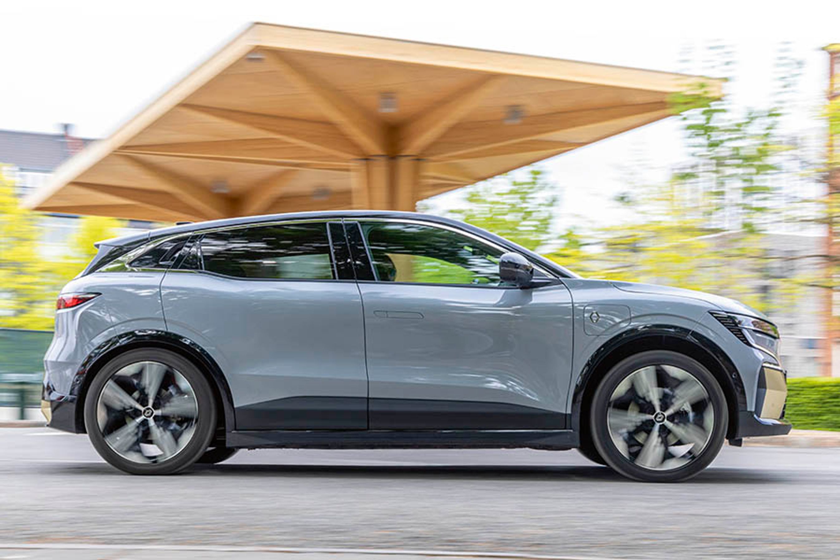 Megane E-Tech er en elbil i hatchback-format. Den er på størrelse med den traditionelle Megane, som er en mellemklassebil .