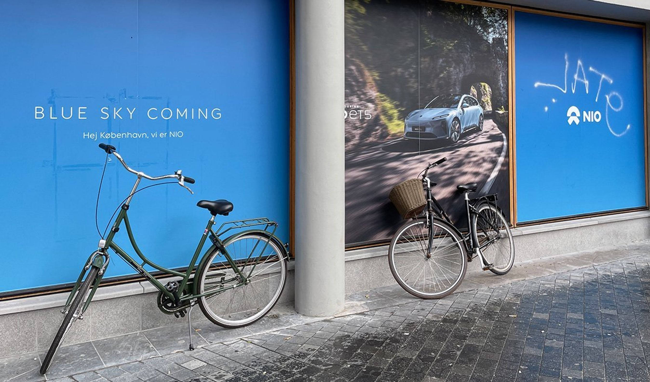 Lukket butiksfacade.