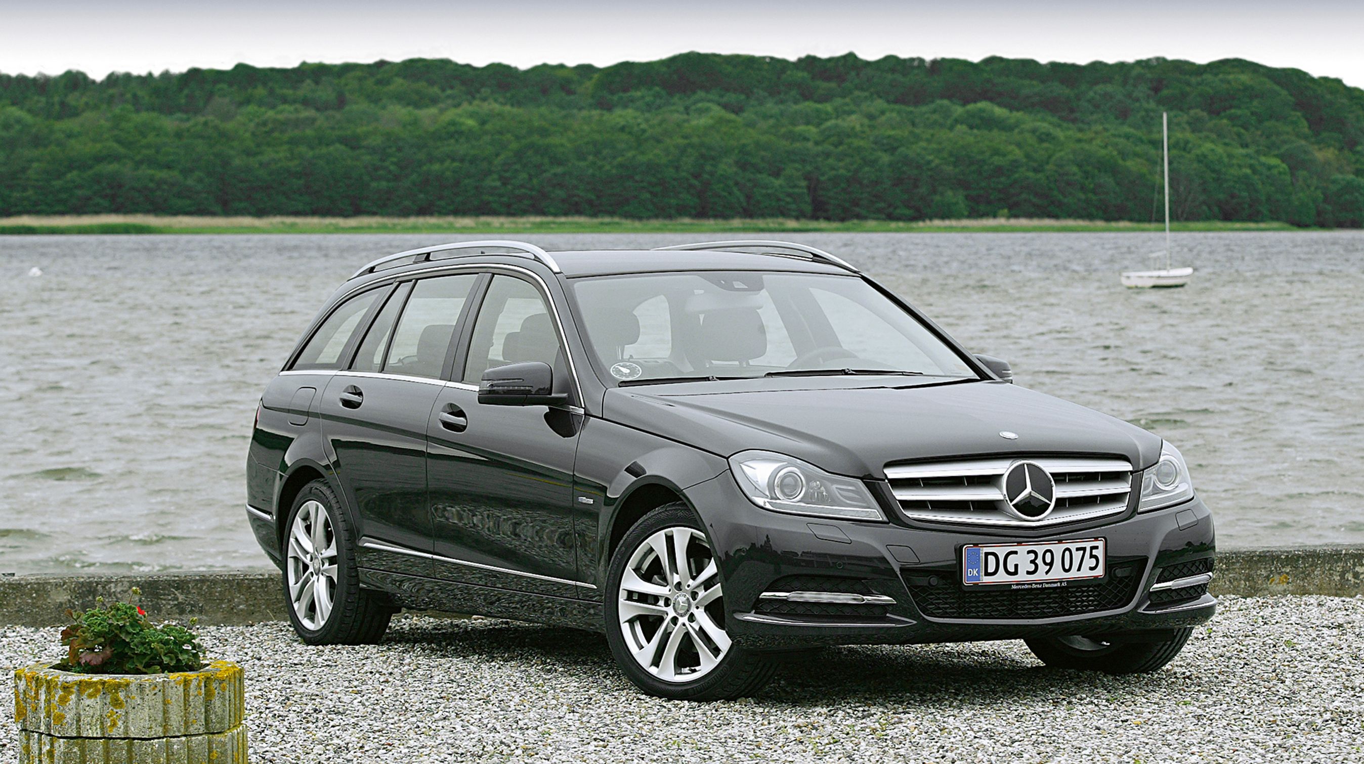 Mercedes har sat priserne gevaldigt ned på C-klassen. Bevares – bilen koster stadig mange penge, men nu er der et fint forhold mellem prisen og det, man får. Merprisen for stationcar er 30.000 kroner. De penge er givet godt ud, da brugtvognsprisen ofte er tilsvarende højere på en stationcar end på den firedørs sedan.