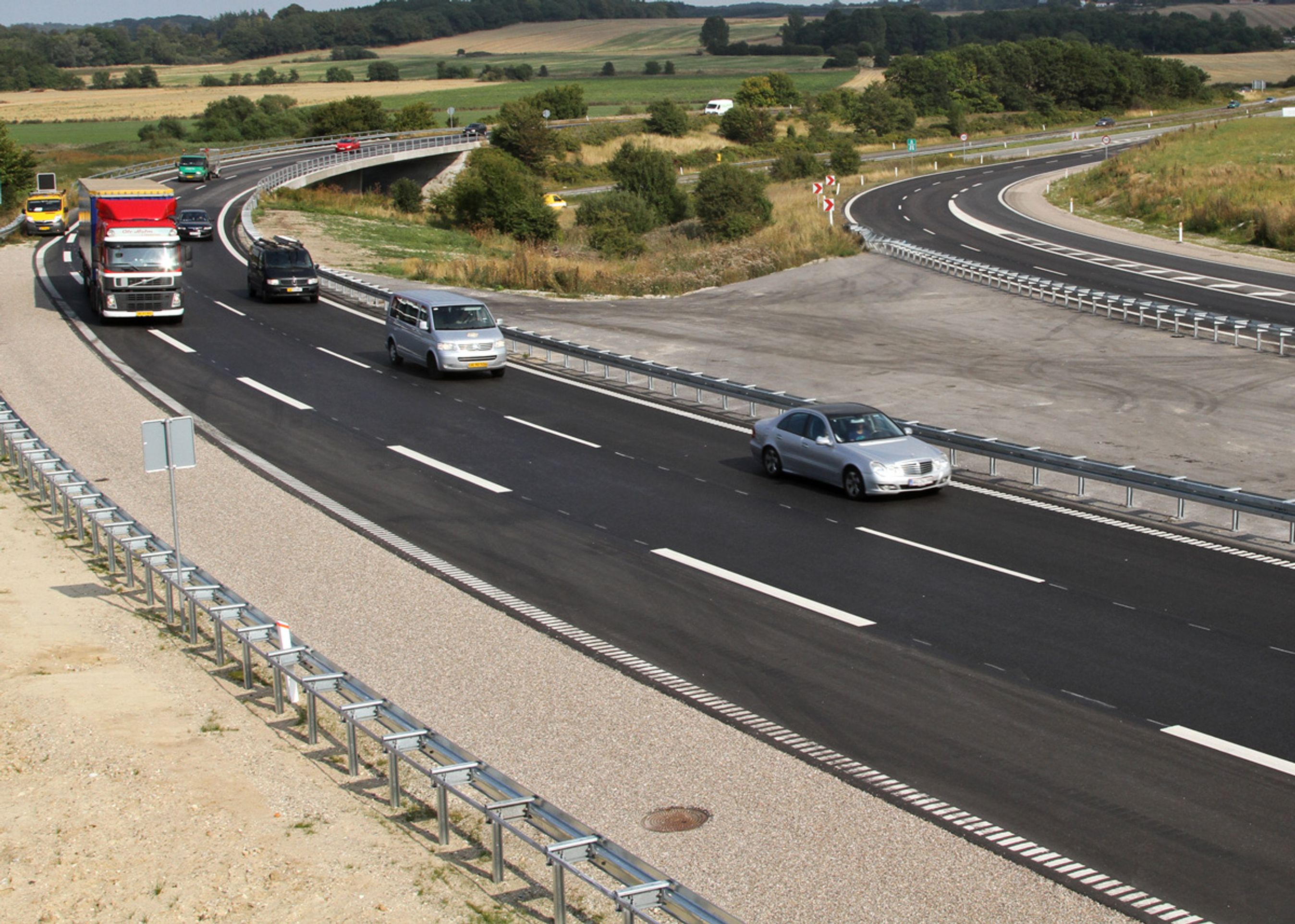 Kun lige ved sammenfletningen med Holbækmotorvejen har Kalundborgmotorvejen fået rigtigt nødspor med fast belægning.