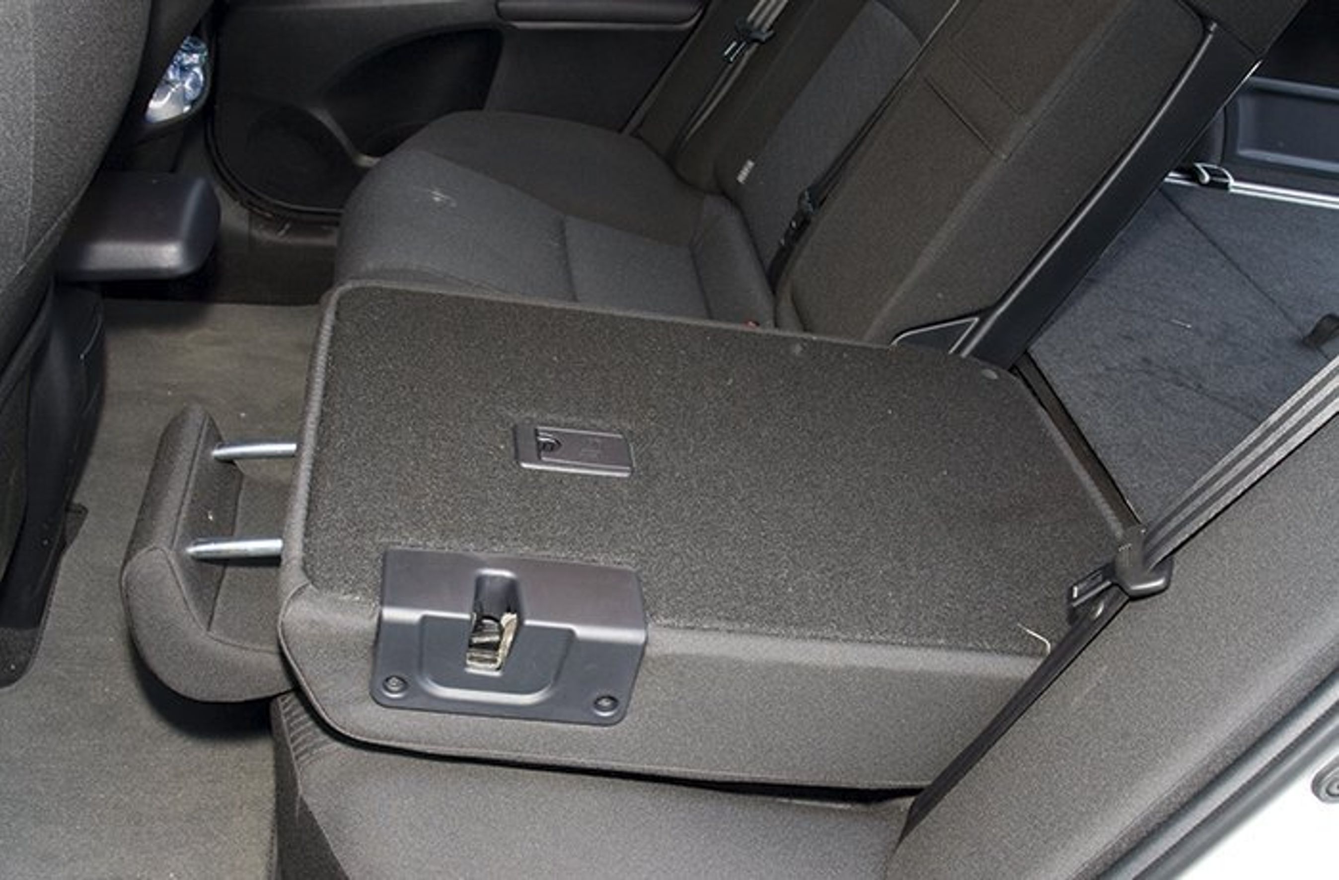 Bagsæderyggen foldes let ned.