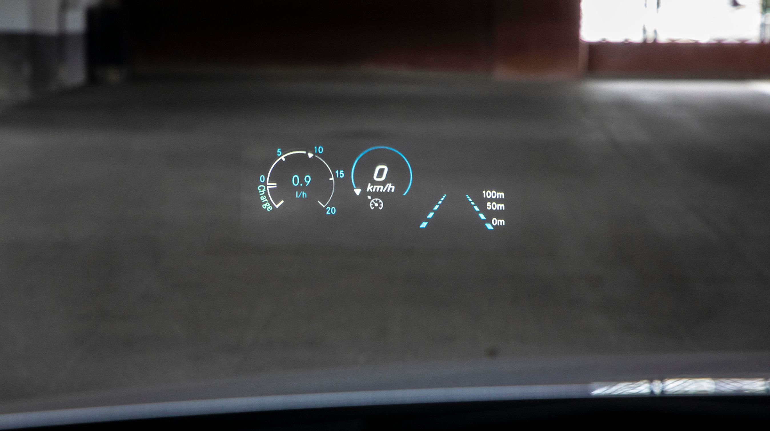 Headup-display er ekstraudstyr. Tekst og tal fremstår tydeligt lige i synsfeltet på forruden.
