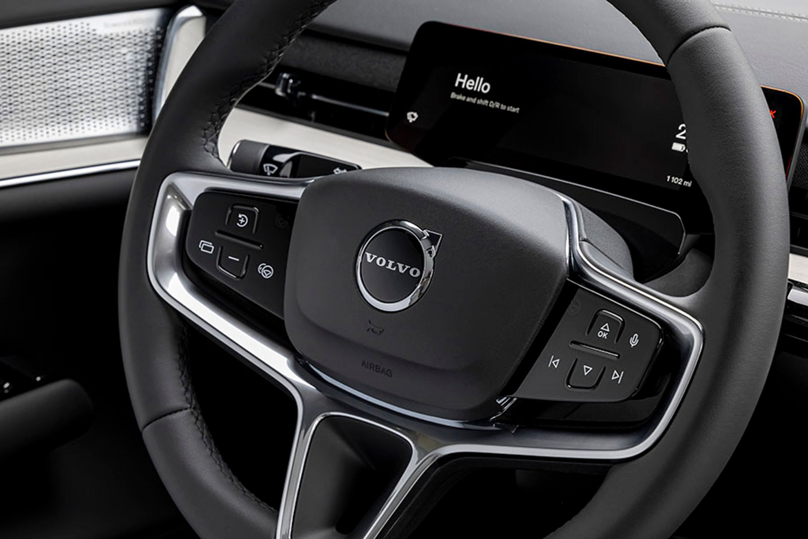 Knapperne på rattet styrer til venstre fartpilot og Pilot Assist, og til højre styres lydanlægget. Selve knapperne er udformet i sort pianolakeret plastic, og de virker ærlig talt billige i deres funktioner. Det kan gøres bedre!