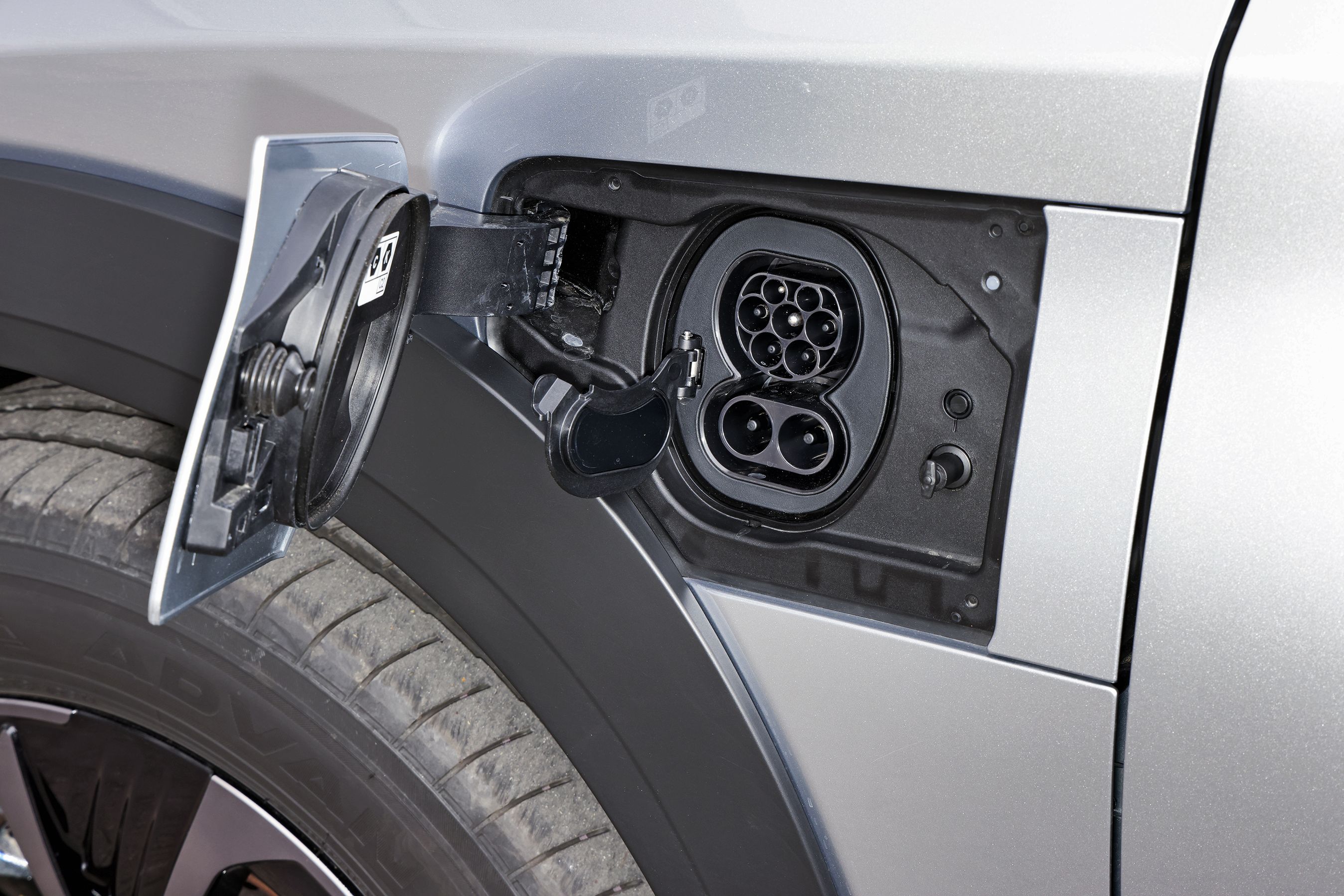 Ladeluge på en Lexus RZ