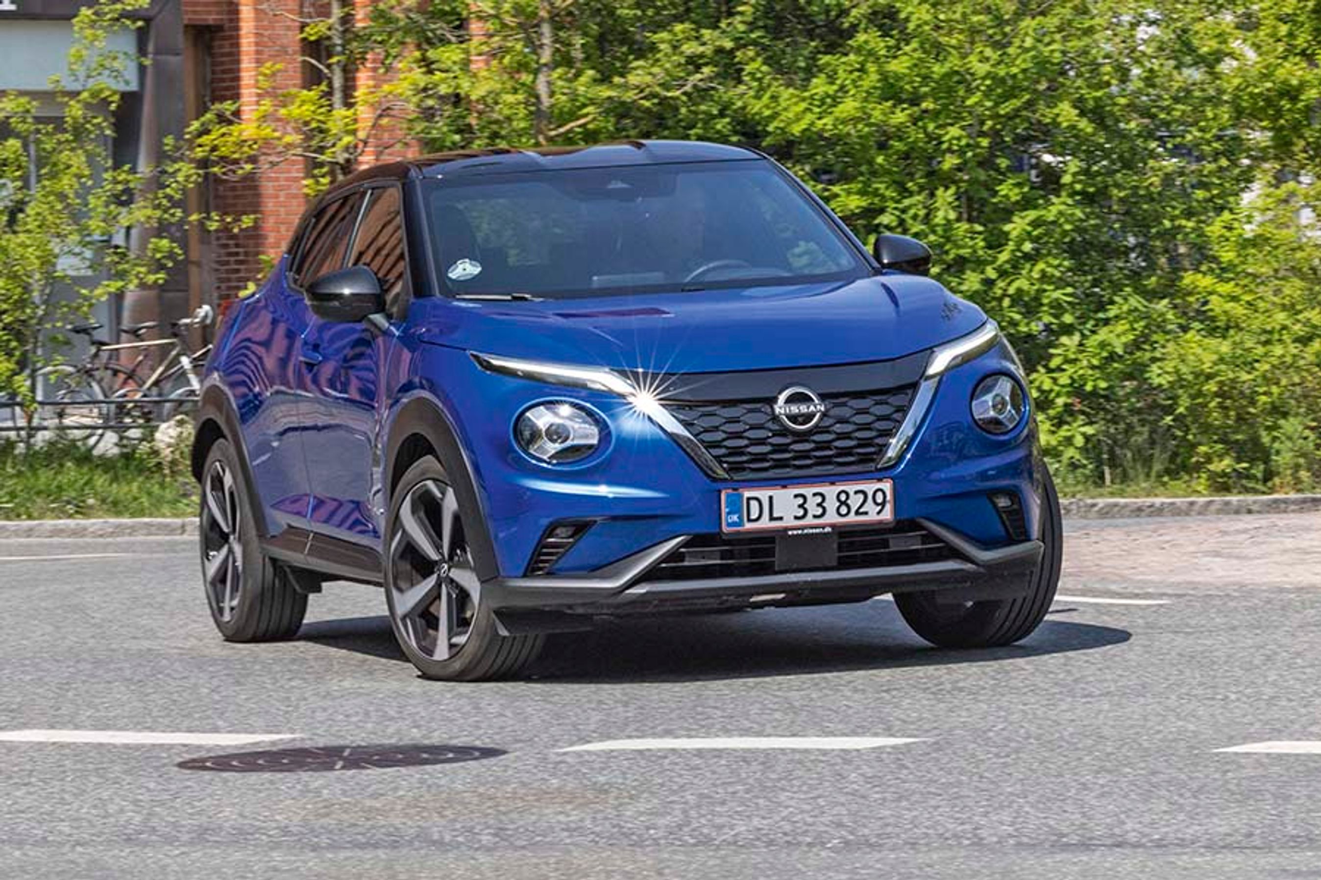 Nissan Juke har fået en typisk Nissan-grill i midten, mens de runde lygtehuse giver bilen sin helt egen identitet. Tofarvet lak er ekstraudstyr til 10.000 kr.