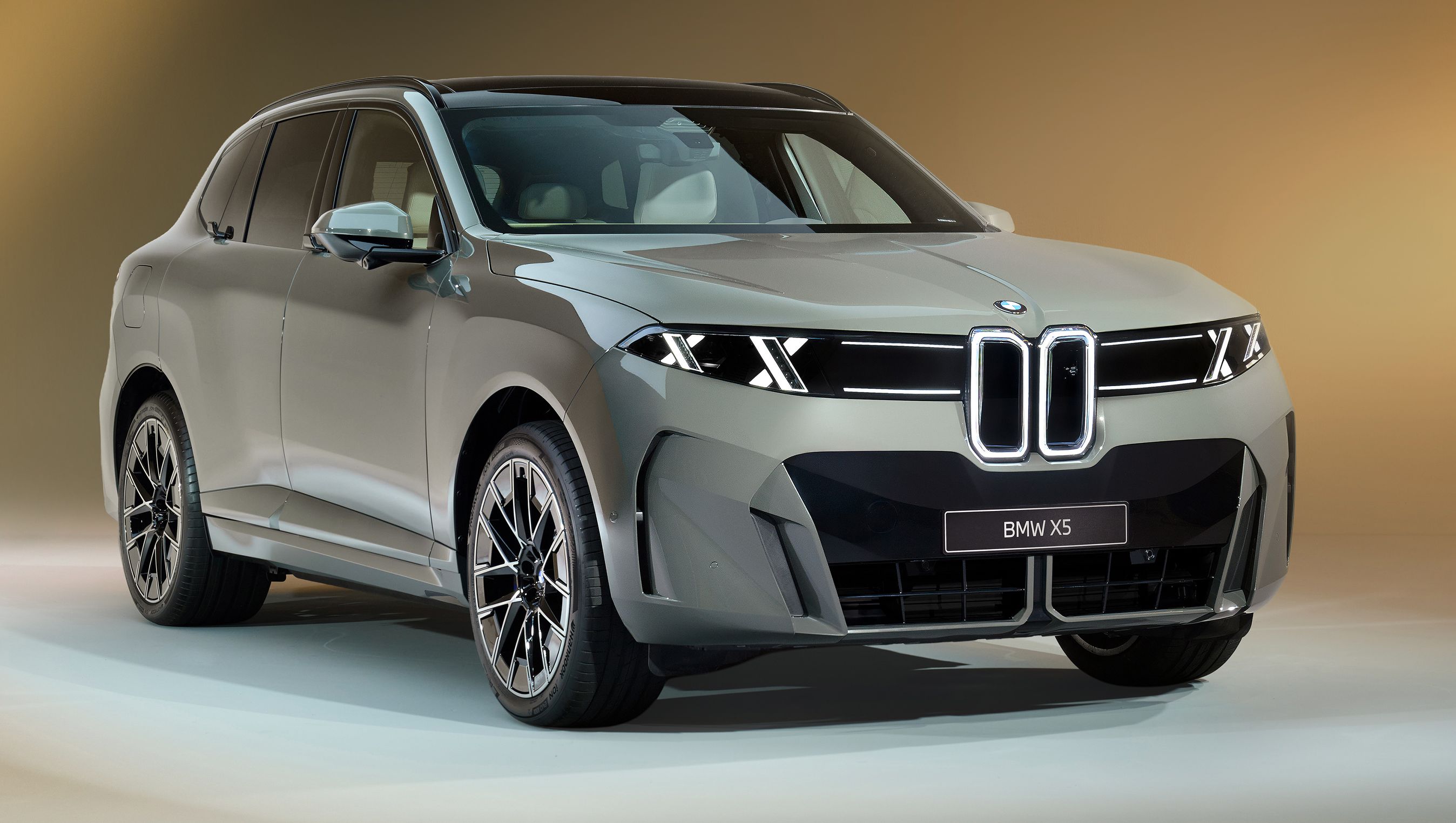 BMW X5 forfra i studie.