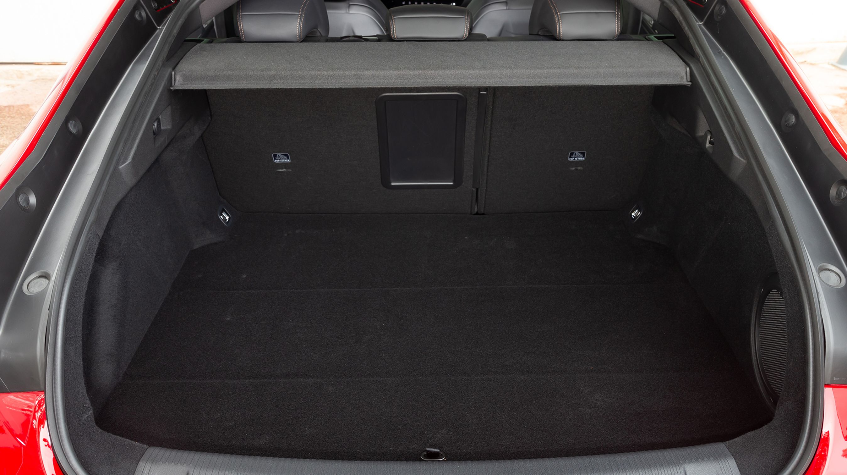 Den store tophængslede bagklap åbner til et bagagerum på 487 liter. Sædernes ryglæn kan foldes forover i to dele.