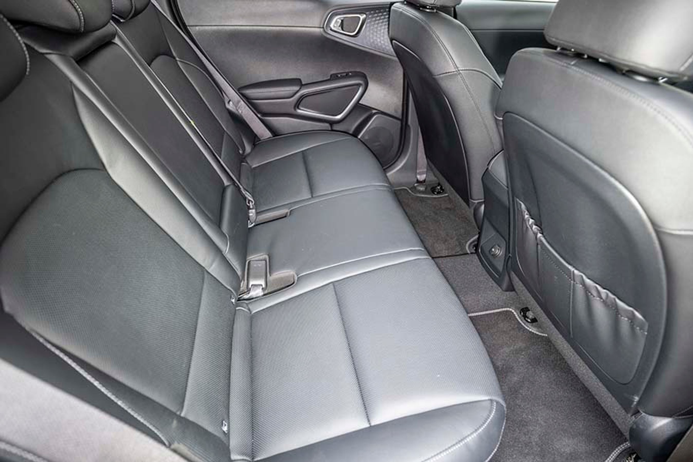 Bagsædepladsen er godkendt uden at være imponerende, men et næsten fladt gulv er et plus. Vi savner friskluftdyser til bagsædet.