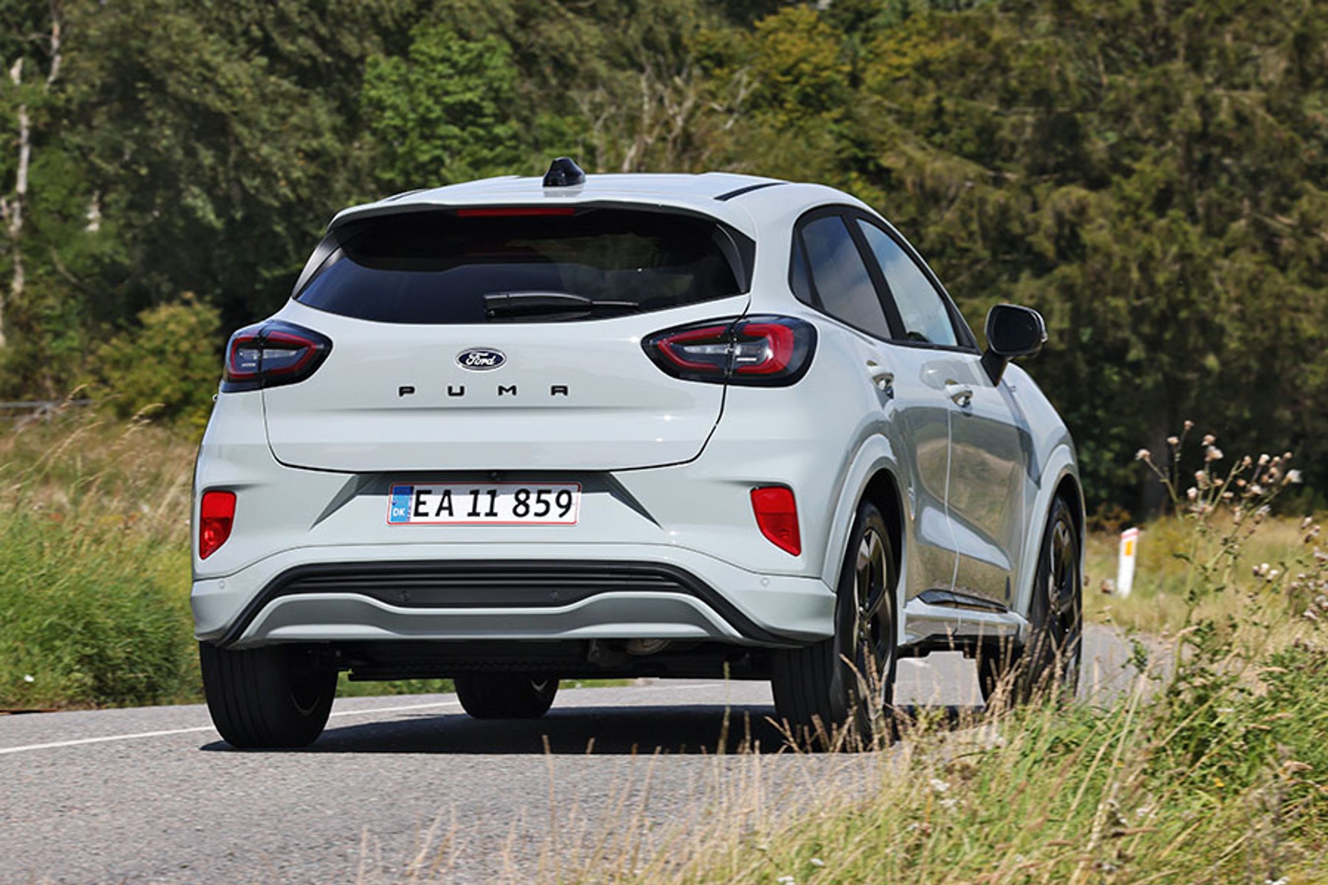 Ford Puma set bagfra, mens den kører på landevej