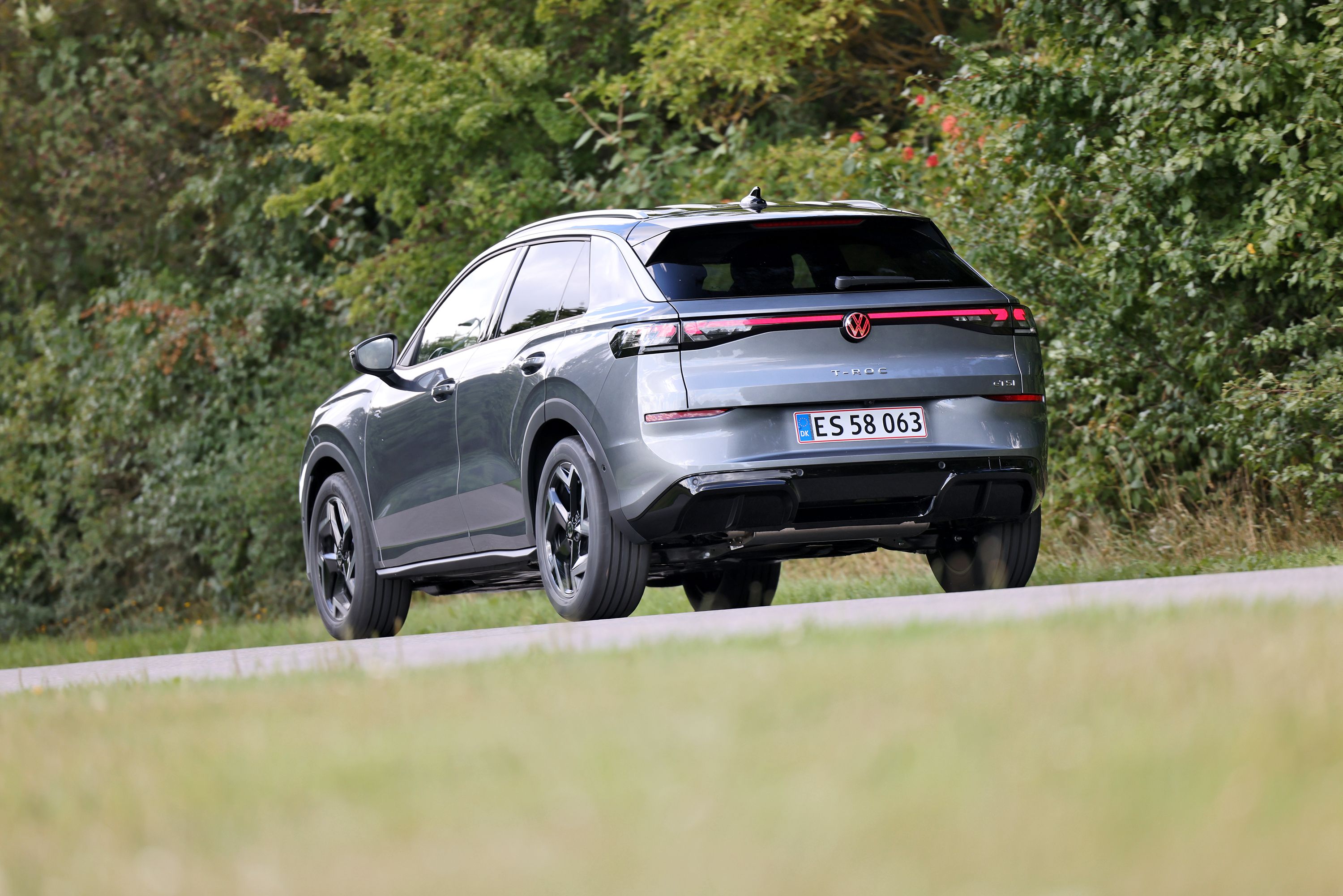 VW T-Roc fra 2026 set bagfra på landevej i Danmark. 