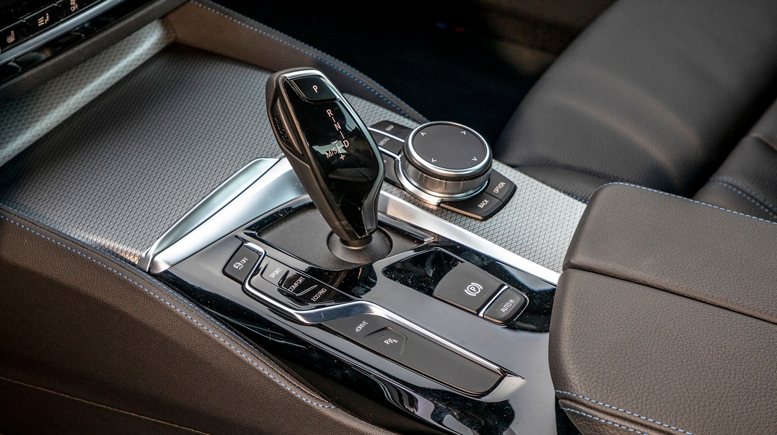 Fra knappen tv. for gearstangen kan man vælge, om bilen først og fremmest skal køre på el, eller om bilens selv skal vælge den mest effektive kørsel.