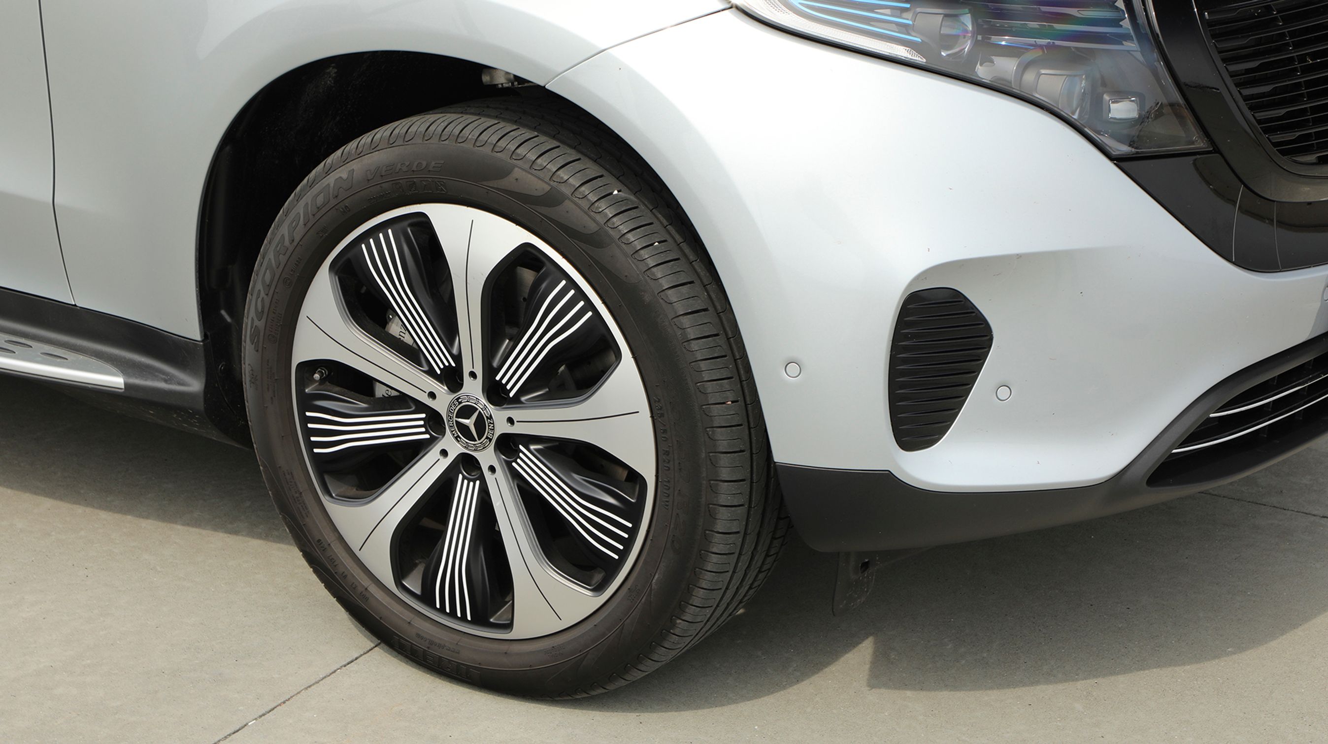 Fælgenen er specialdesignet, så luftmodstanden bliver så lille som muligt. Det er med til at øge bilens rækkevidde.