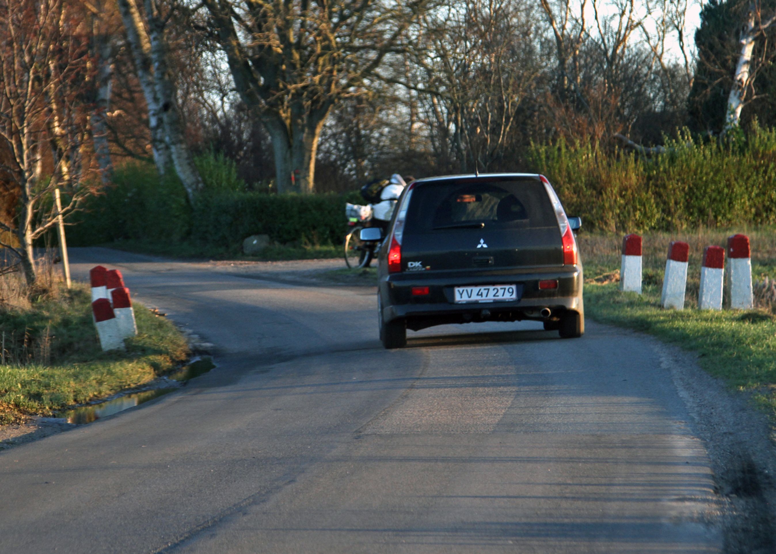 Sådan ser den smalle færgevej ud indtil videre. Samsø Kommune håber at have gjort vejen to meter bredere til sommer.