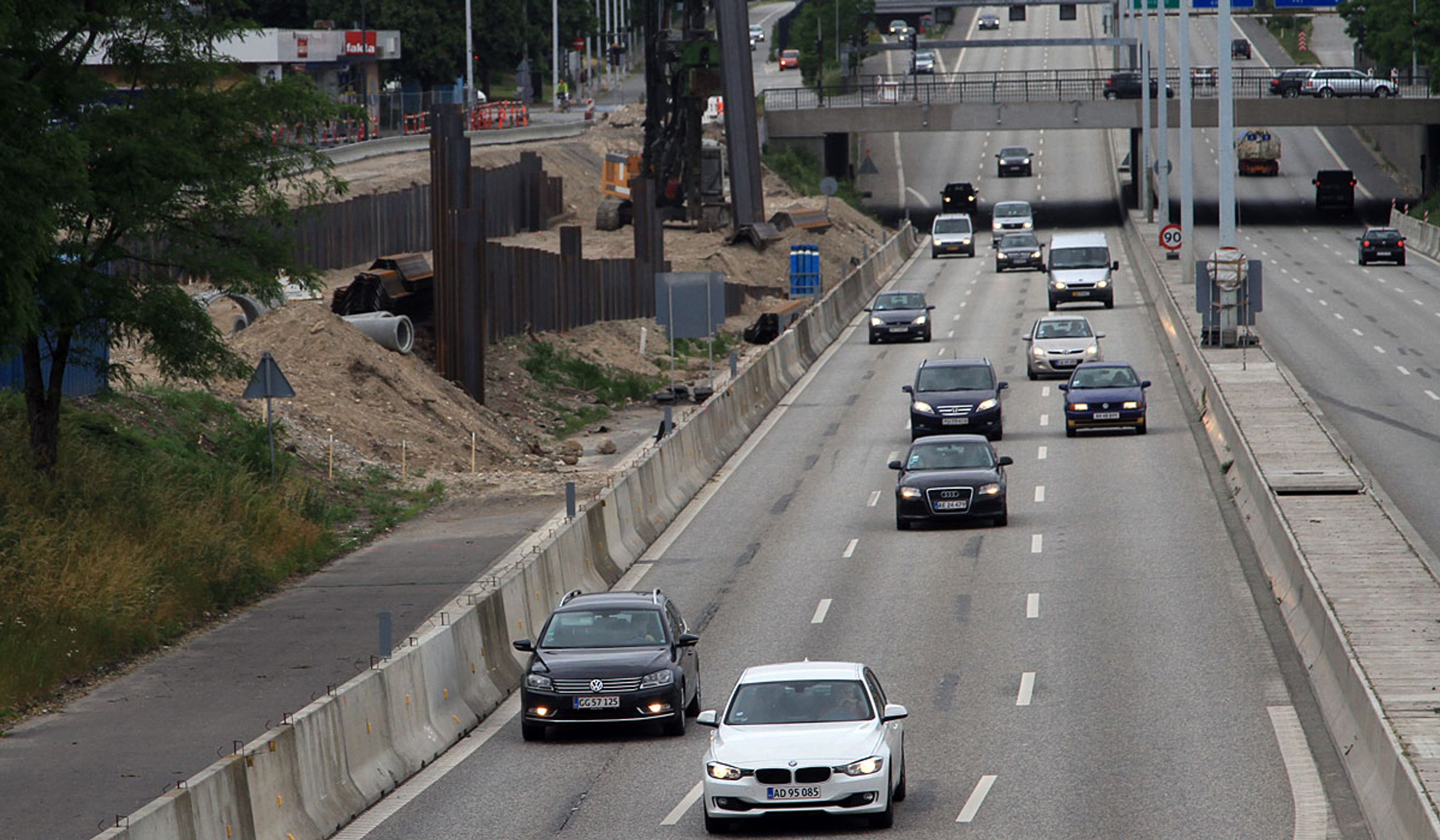 Arbejdet med den nye bro over Helsingørmotorvejen er gået i gang til venstre i billedet.