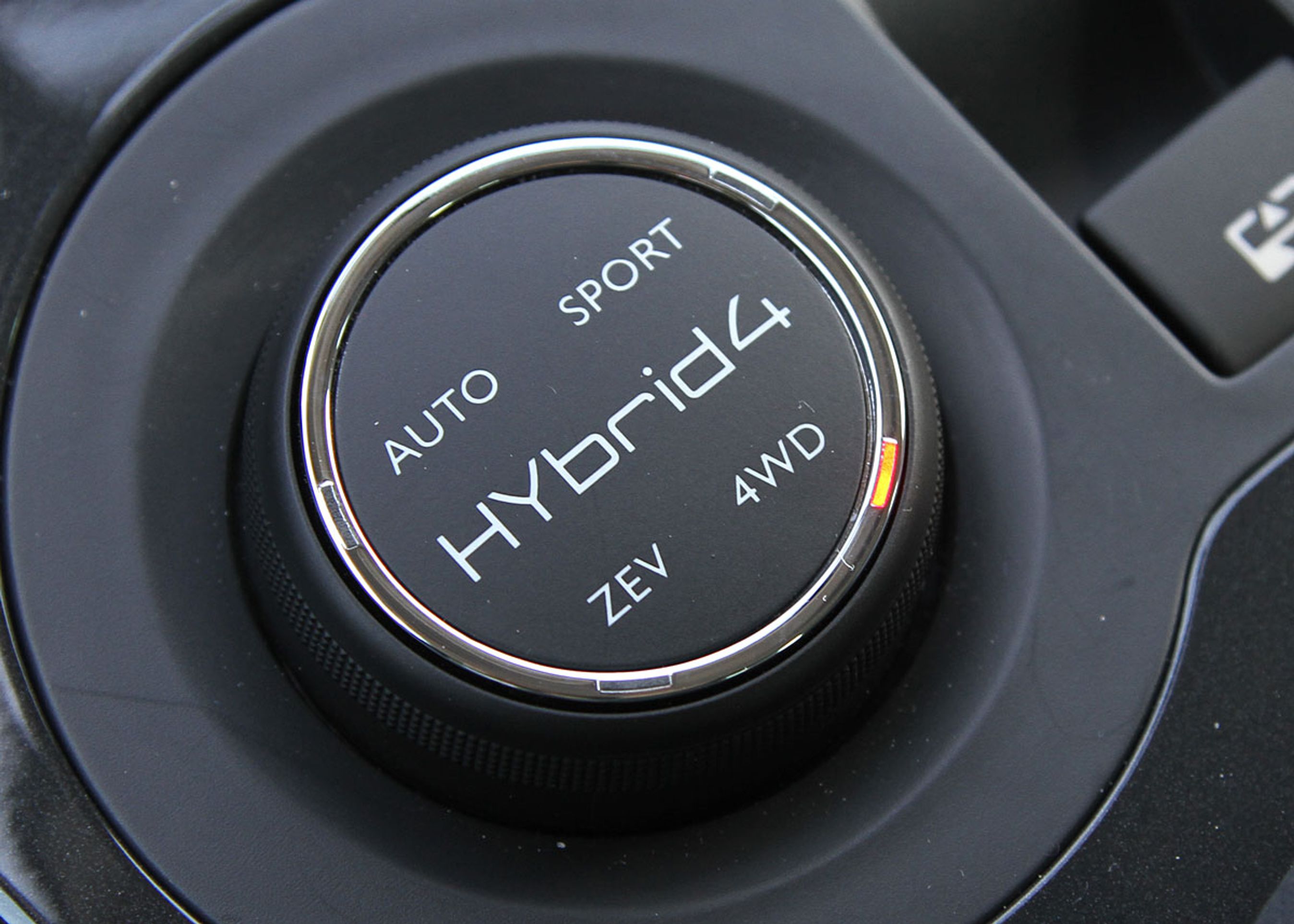 Føreren kan vælge mellem auto, sport 8med ekstra boost), ren elkørsel (så længe strøm haves på lager) eller permanent firehjulstræk.