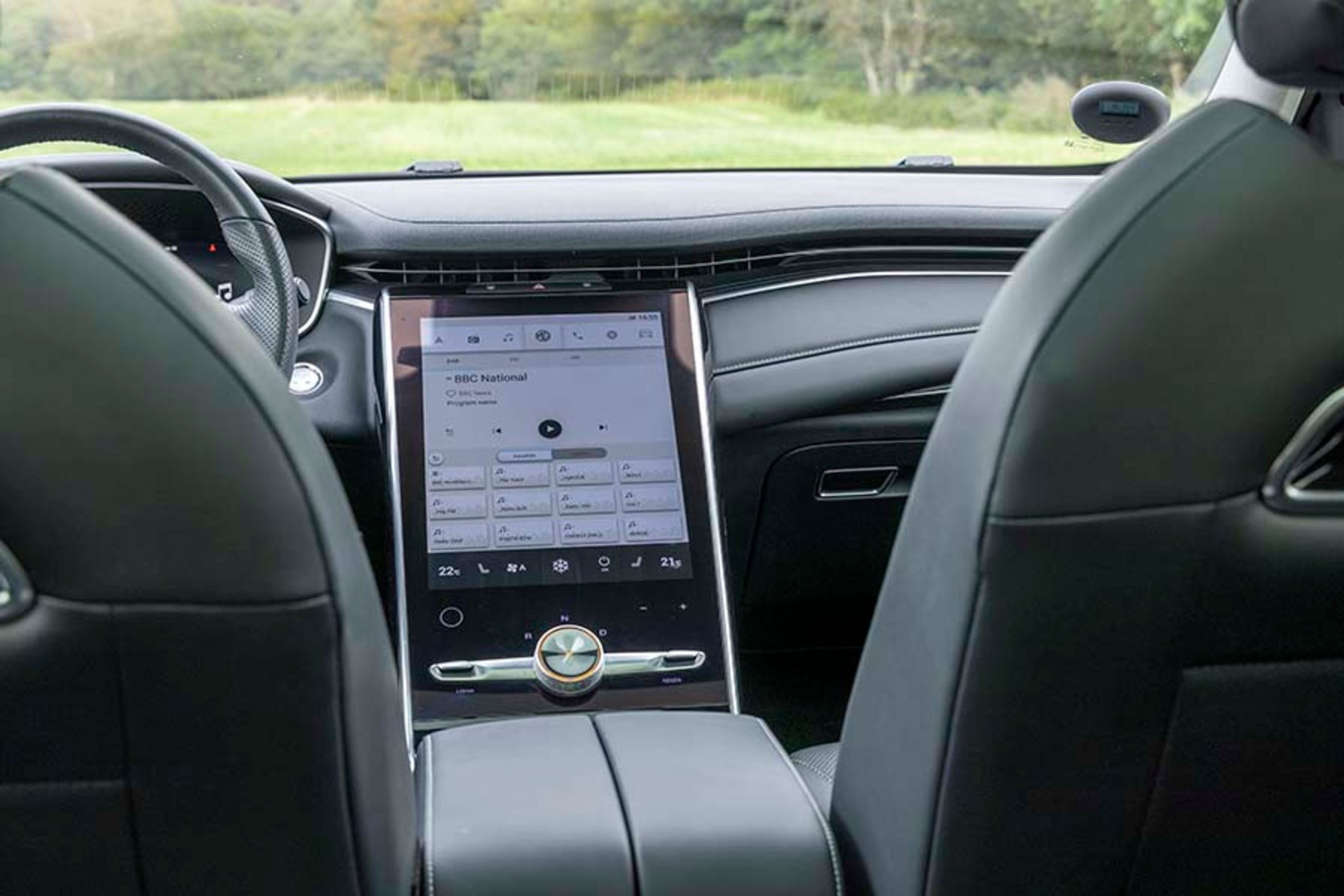 Skærmen i bilen er med sine 14 tommer enorm, og den optager ret megen plads ved forsæderne. Hastigheden på skærmens bevægelser er o.k., mens bakkameraet er set bedre.